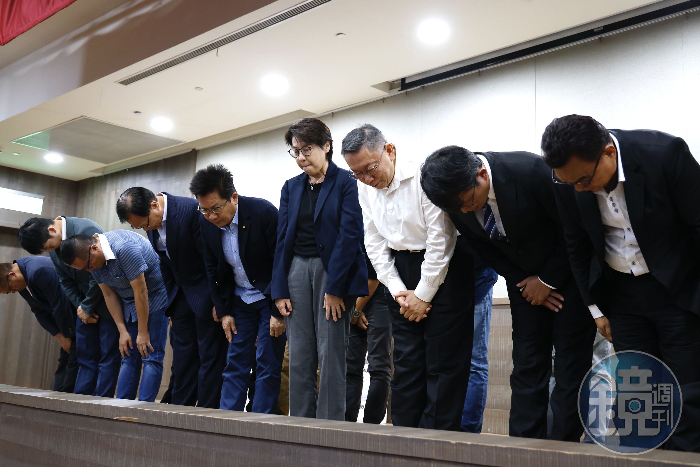 柯文哲率領民眾黨高層向支持者鞠躬道歉。