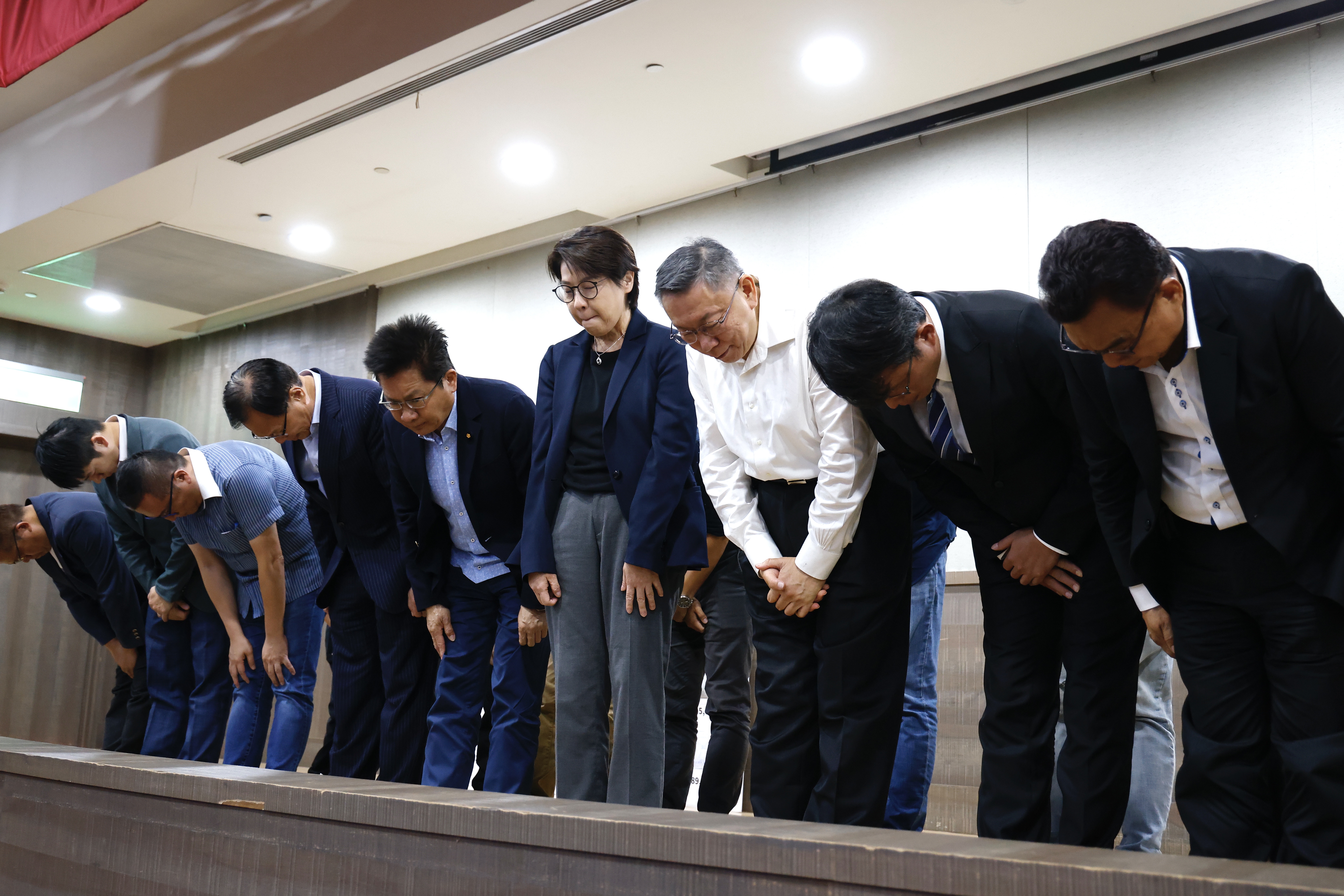 柯文哲率領民眾黨高層向支持者鞠躬道歉。