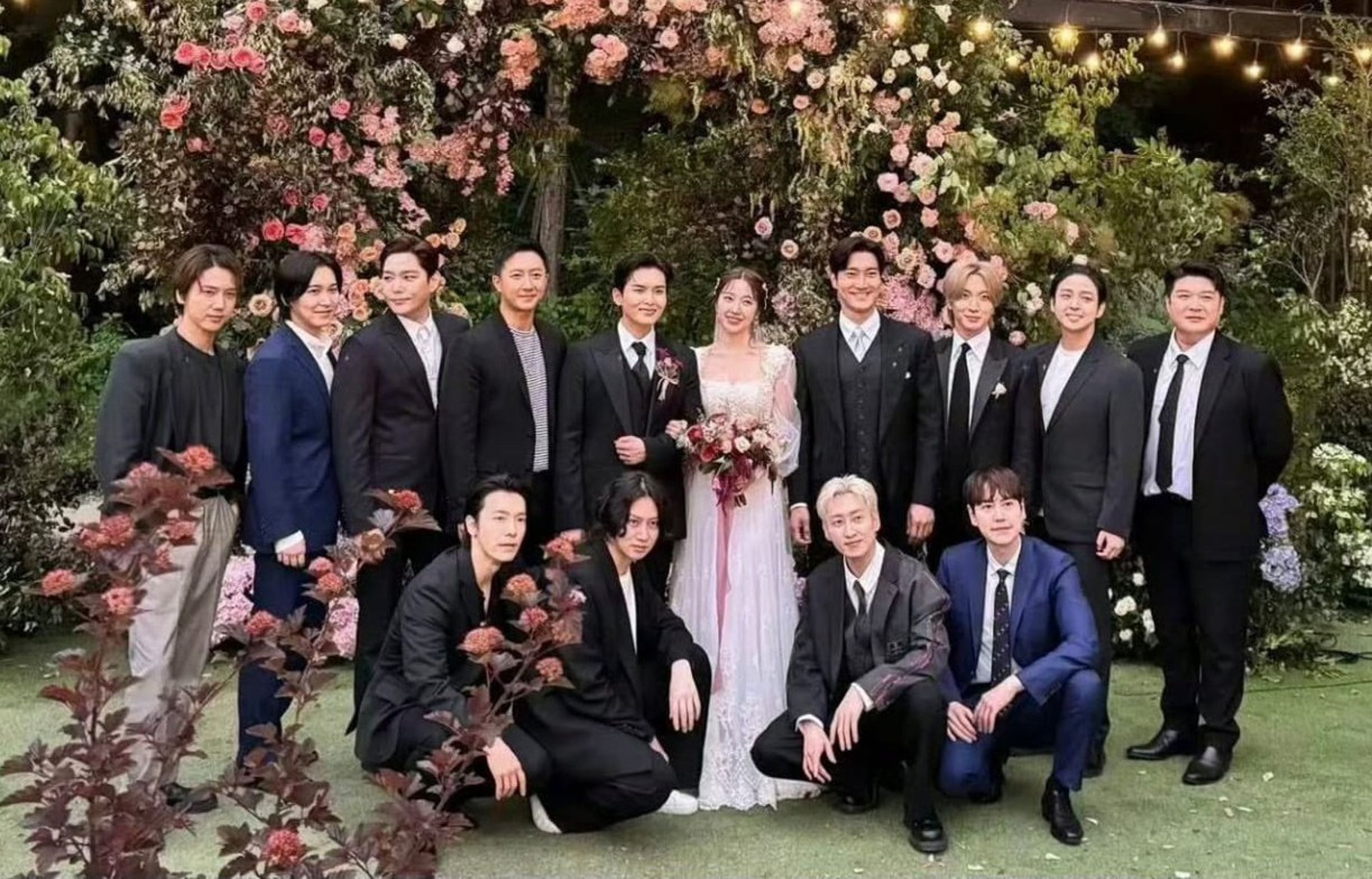 Super Junior成員厲旭(後排左五)與Ari結婚,Super Junior全員到齊,包括許久未見的起範(後排右二)、晟敏(後排左二),強仁(後排左三),還有韓庚(後排右四)。(網路圖片)