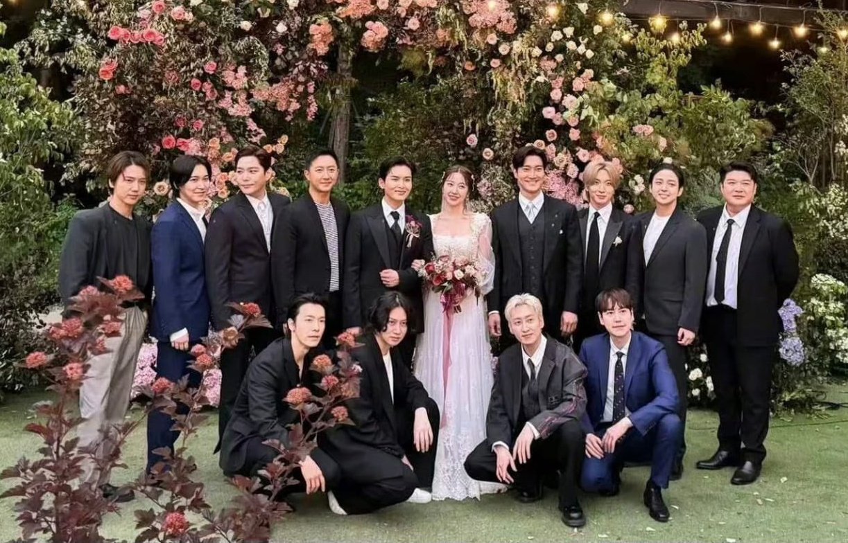 Super Junior成員厲旭（後排左五）與Ari結婚，Super Junior全員到齊，包括許久未見的起範（後排右二）、晟敏（後排左二），強仁（後排左三），還有韓庚（後排右四）。（網路圖片）