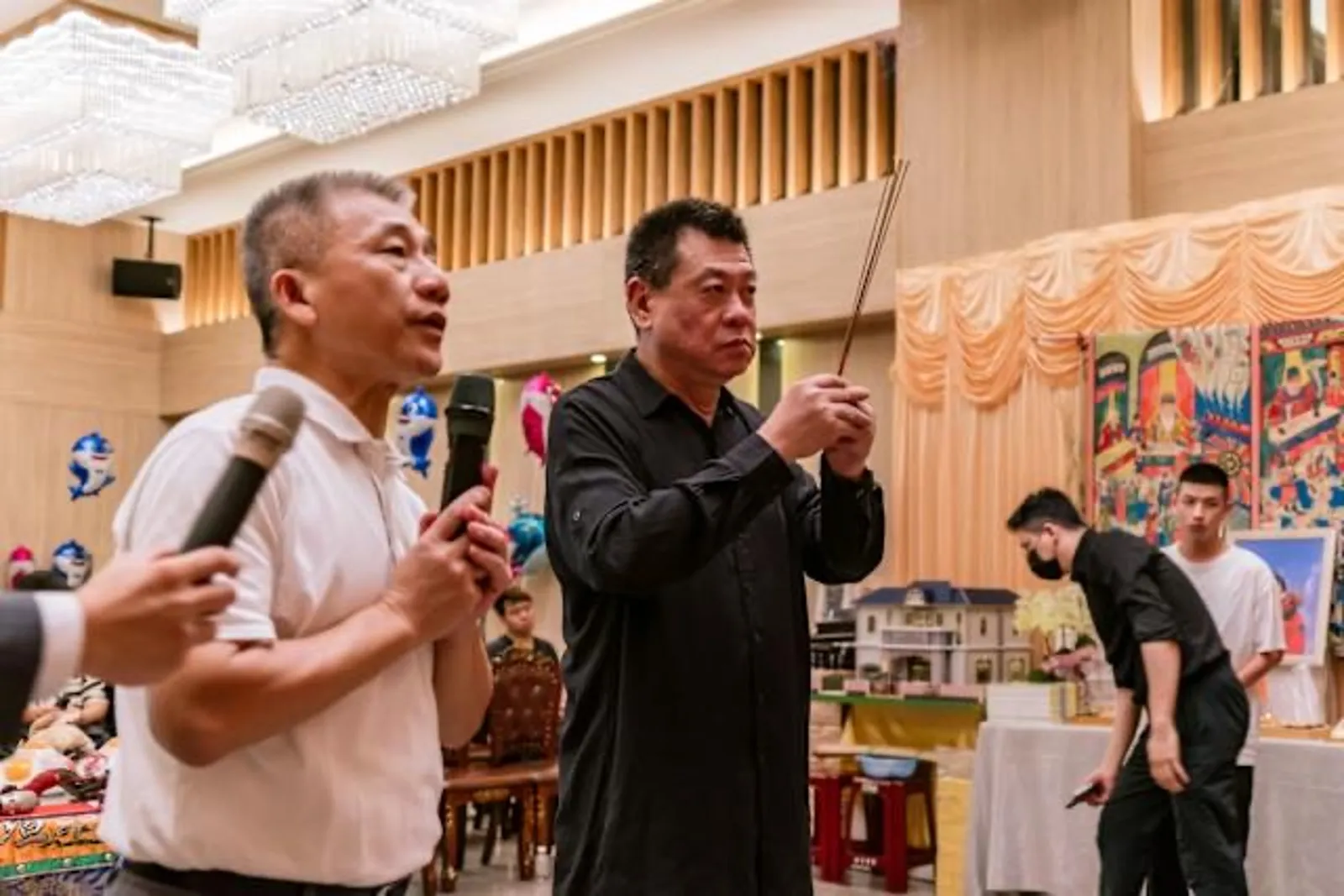 孫德榮在板橋新月會館，為于朦朧舉行安靈招魂法會。（孫德榮提供）