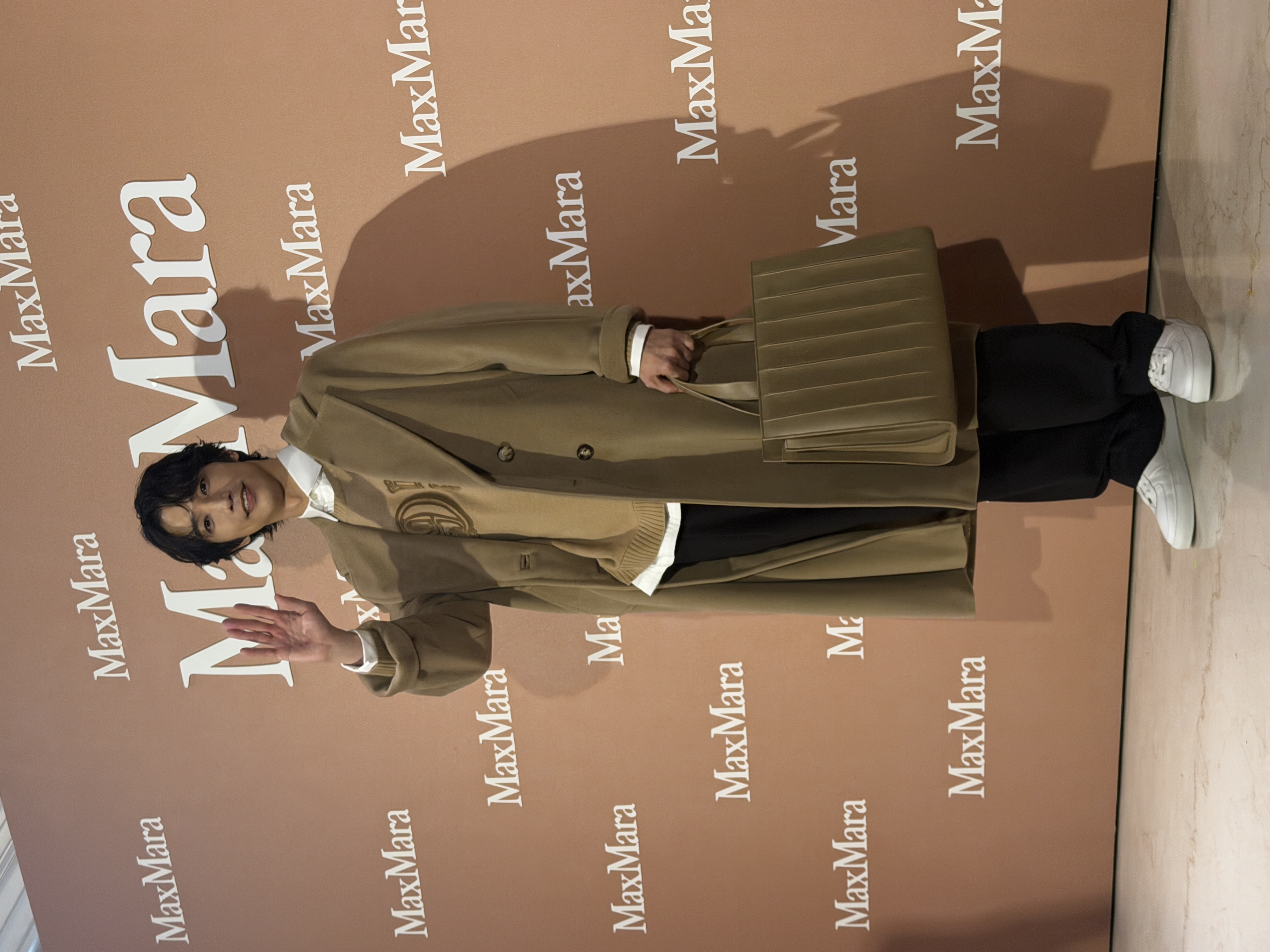 劉以豪穿著101801 Icon Coat NT$130,100、羊毛羊絨針織毛衣NT$37,700、Whitney Bag NT$119,900。