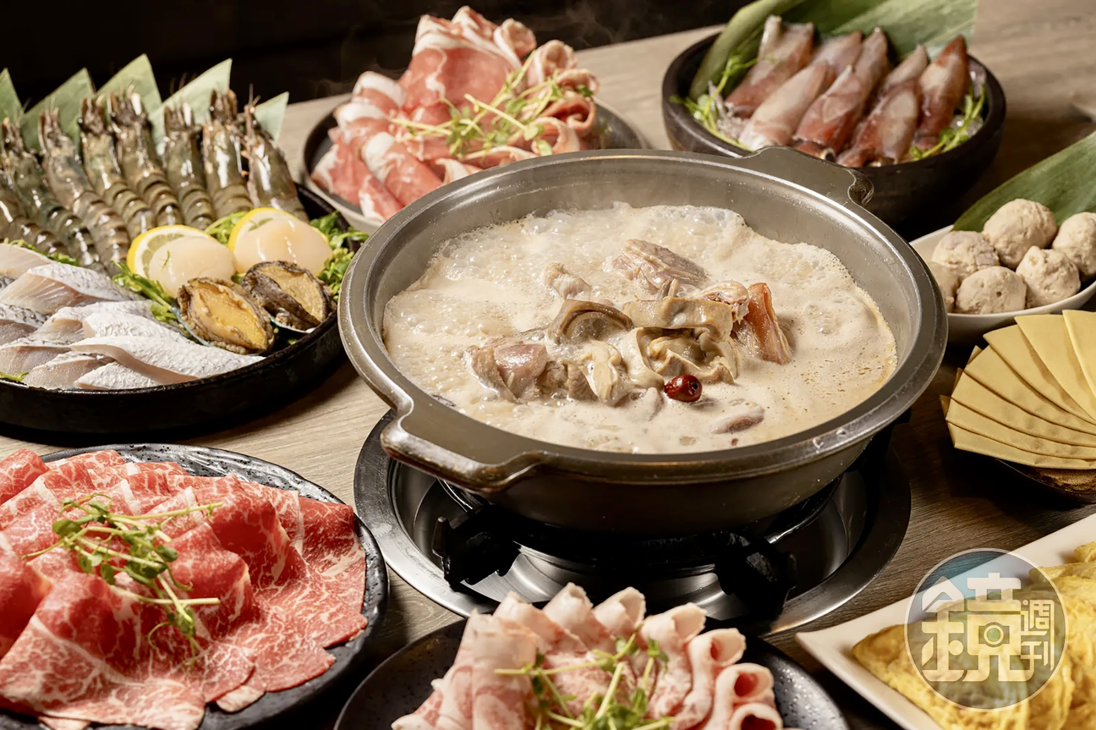 迎接冬天最好的儀式感，就是吃一頓暖心又暖胃的美味火鍋，本篇整理出北台灣10間火鍋名店，無論是追求和牛、海鮮、豬肚煲鍋，或溫體羊肉爐與一人獨享雞白湯，台灣包羅萬象的火鍋店，總能滿足每種人的需求。