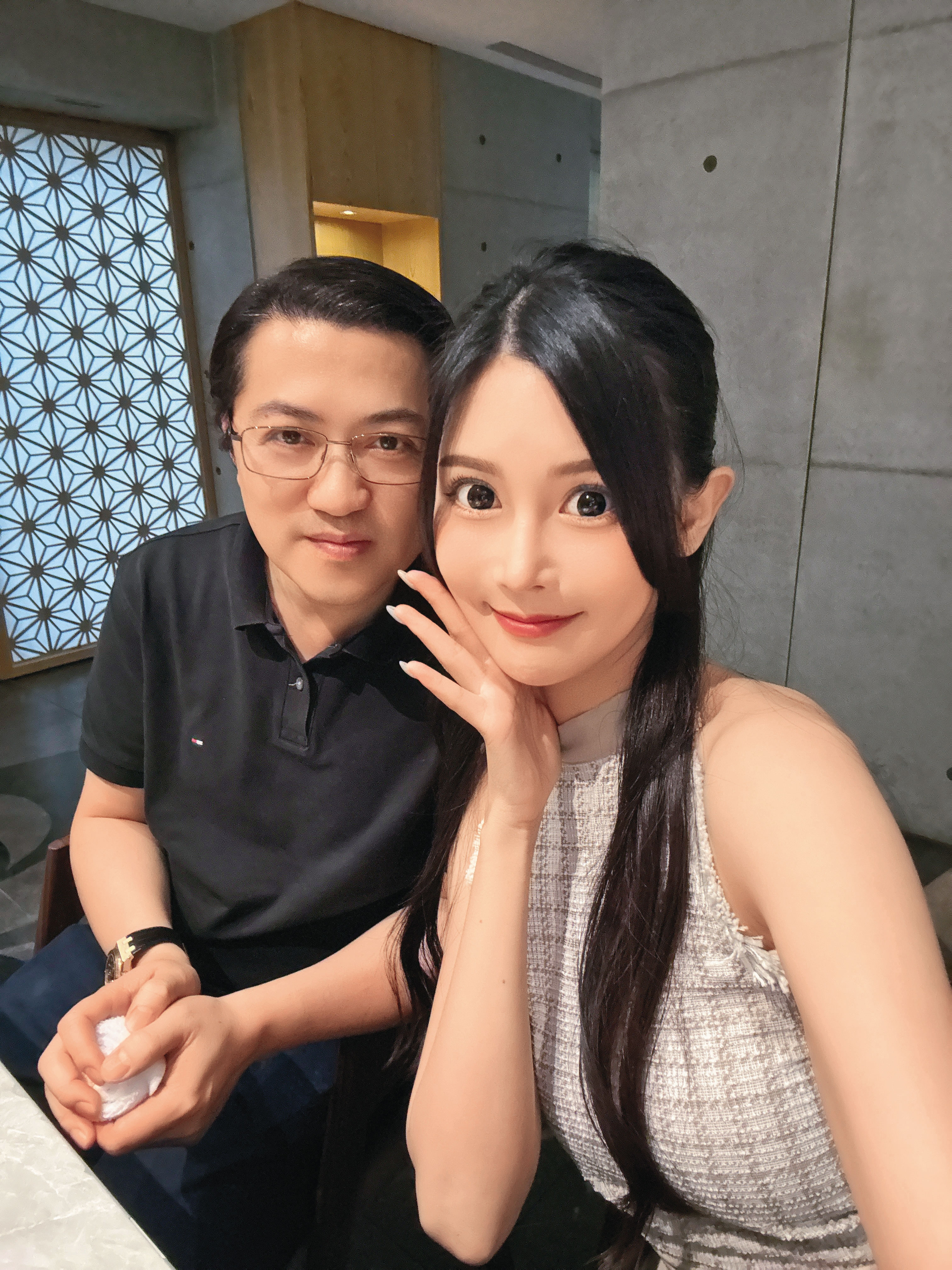 桃園市議員梁為超（左）驚爆以每月20萬元包養寫真網紅許玲玲（右）。（讀者提供）