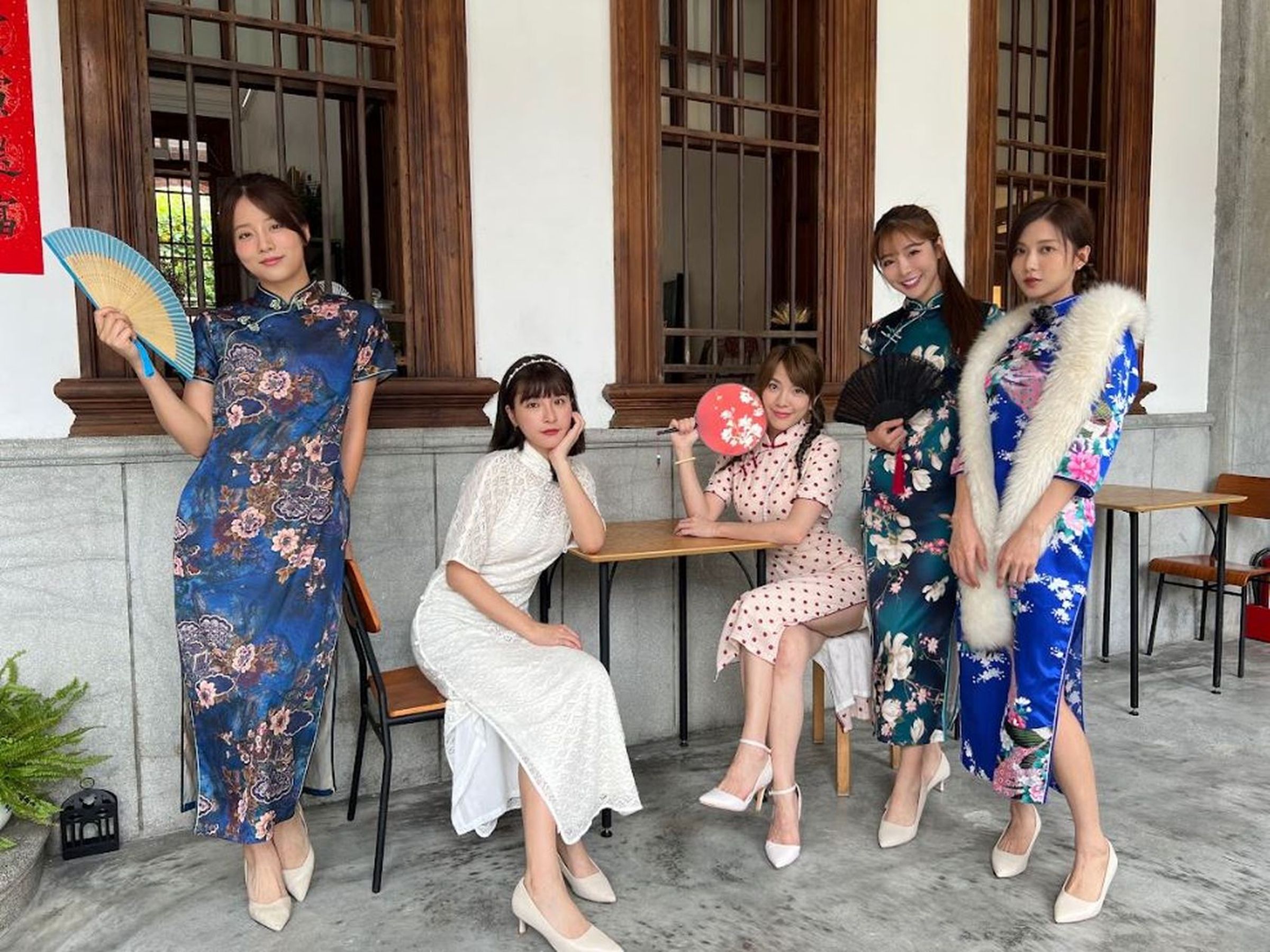當天錄影製作單位祭出變裝秀單元,不僅豆花妹換上華麗旗袍,另外一位女主持人峮峮也穿上素雅的純白旗袍,超顯氣質一旁的王仁甫又指著她說:「旁邊這個是我十三姨!」。 王仁甫除了狂虧兩位女主後,接著換來賓倪暄出場,沒想到他眼神瞬間被吸引,直呼:「哇!這個腰!」,還馬上問她:「妳有沒有考慮要當十四姨!」讓全場大笑。