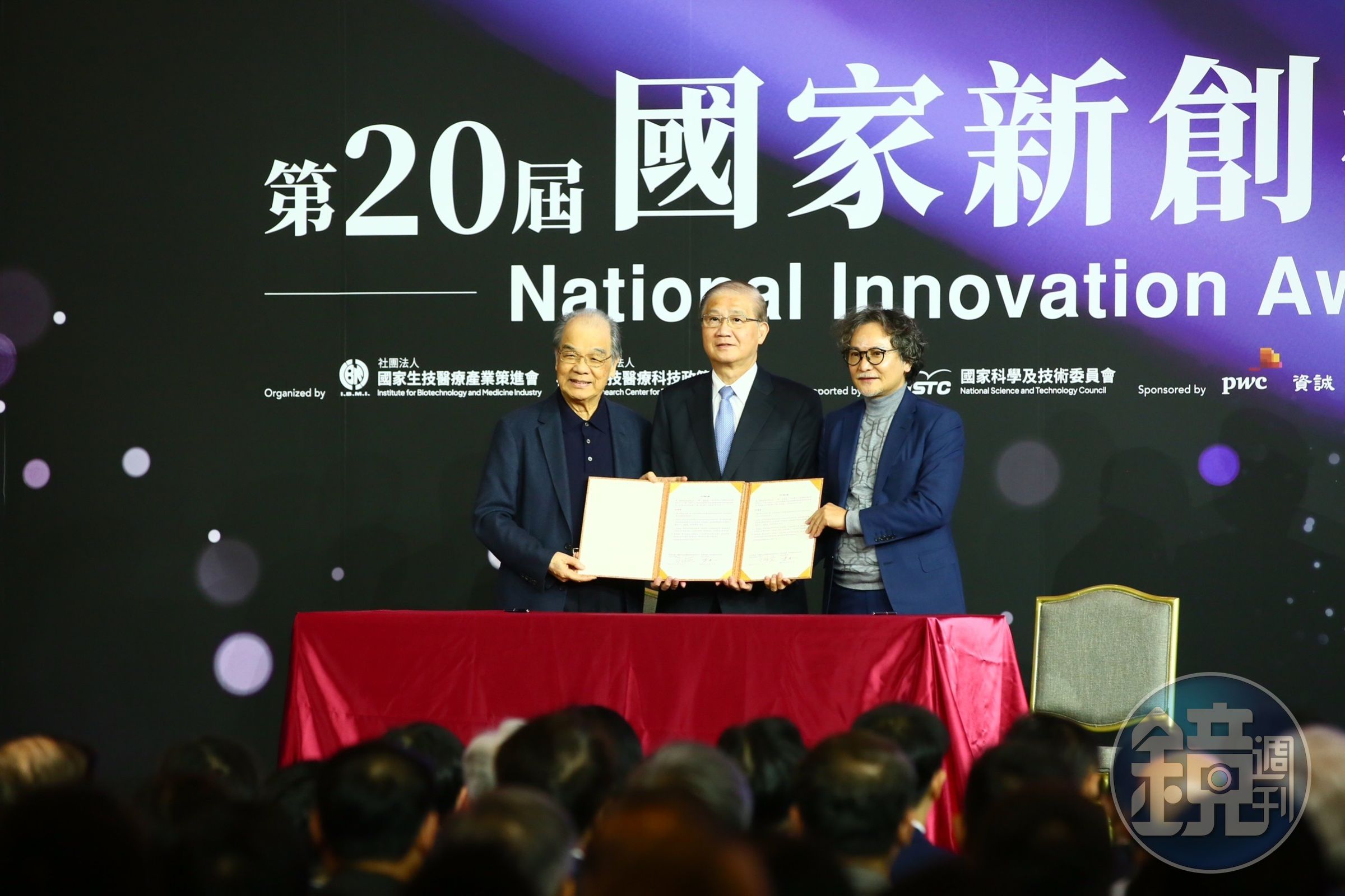 葉國一（左）看好台灣生技新創產業，呼籲政府鬆綁法規，聯手打造生技業富國神山。