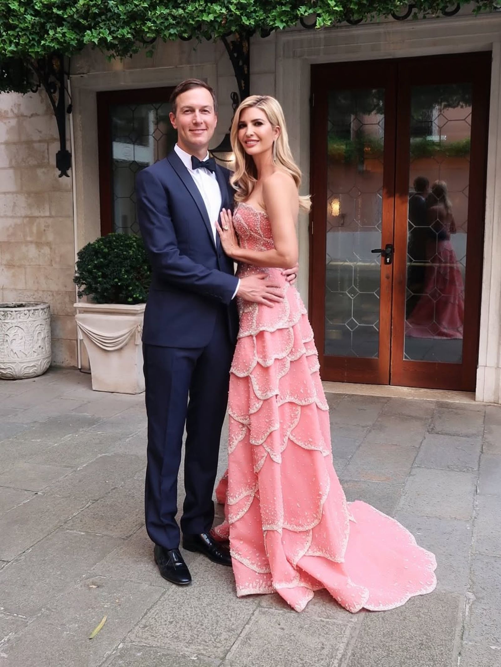 伊凡卡和丈夫庫許納都相當亮眼。(翻攝ivankatrump IG)