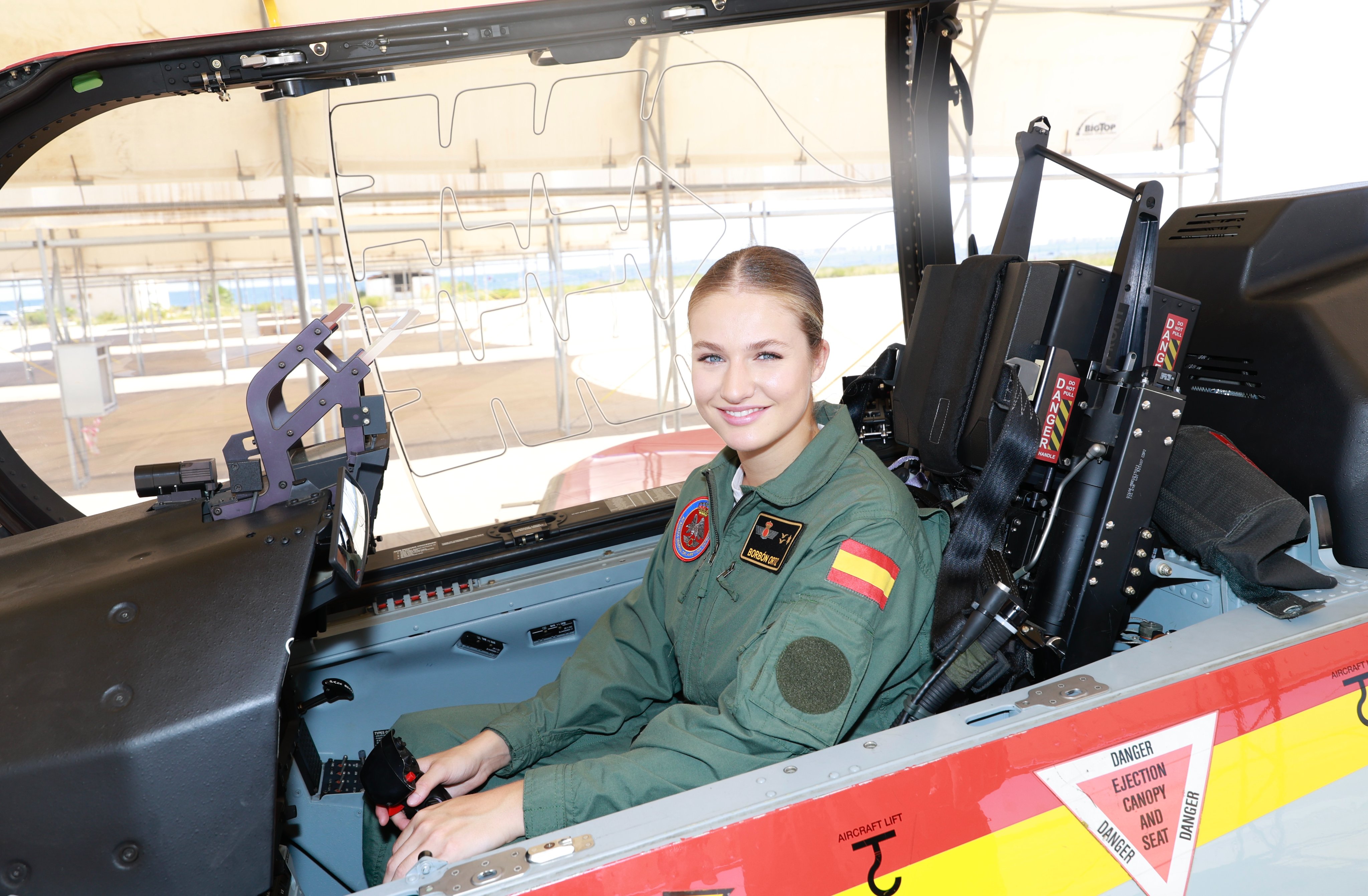 萊昂諾公主坐上Pilatus PC-21訓練飛機。（翻攝X@CasaReal）