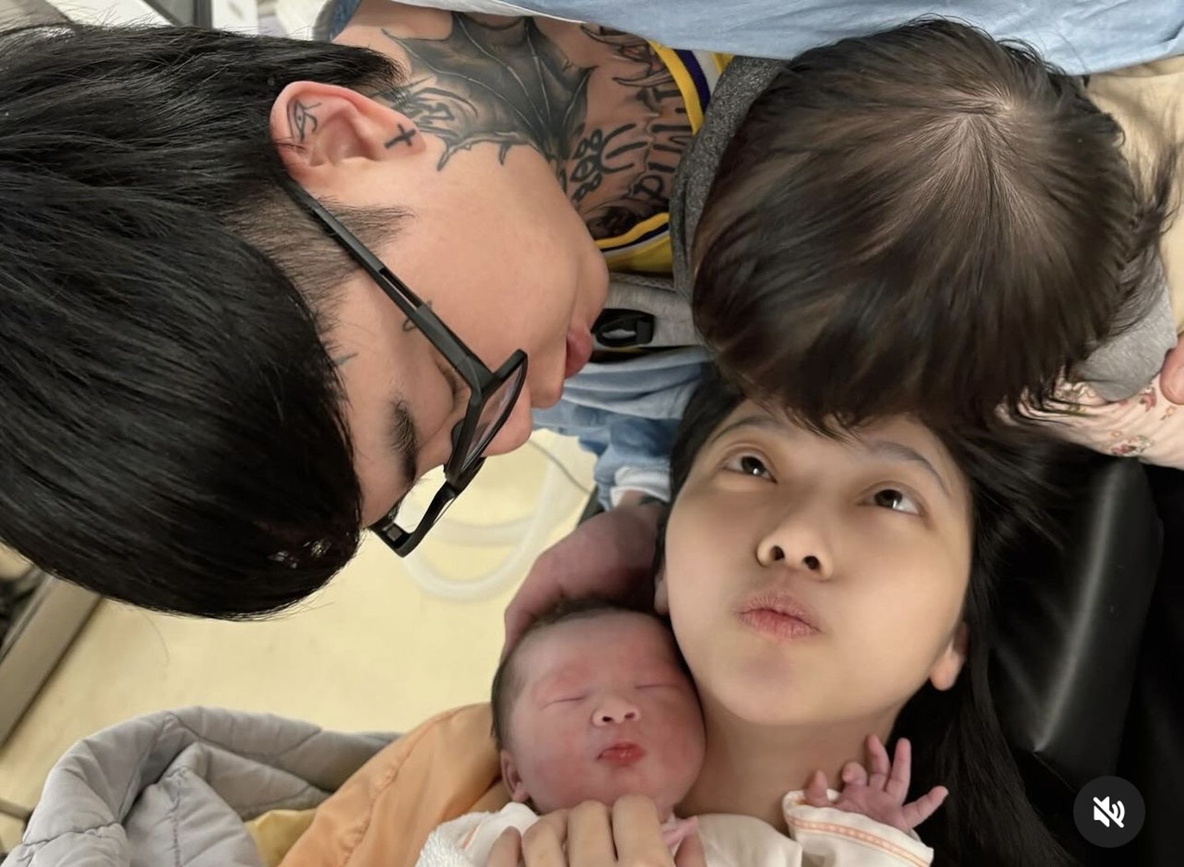 陳緗妮素顏躺在手術台上,懷裡抱著剛出生的二女兒謝音芙。(圖/翻攝自陳緗妮IG)