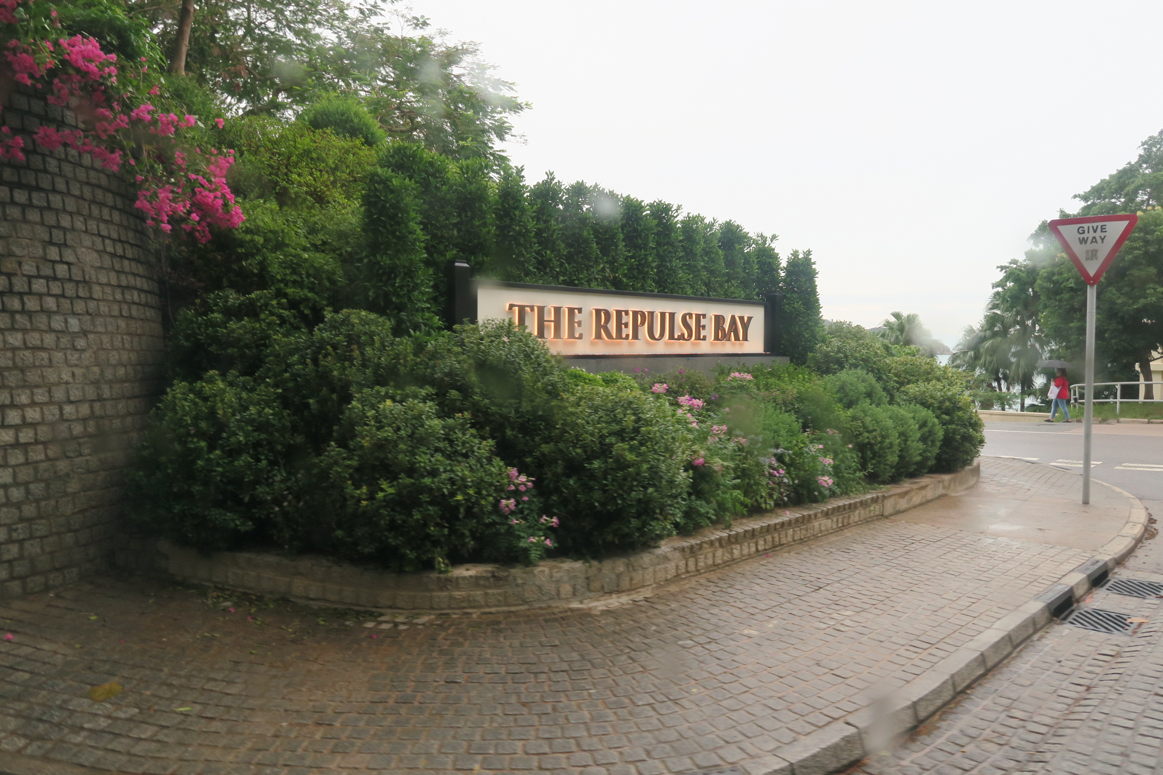 淺水灣酒店初建於1920年，1982年拆除重建為如今的「影灣園」。