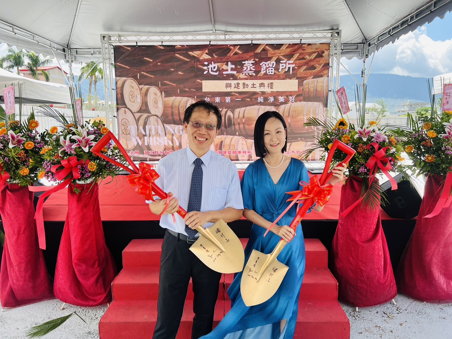 李素溶(右)與潘結昌(左)攜手打造台東第一家大型蒸餾廠,麥芽威士忌與在地農產製酒將是發展的兩大主軸。