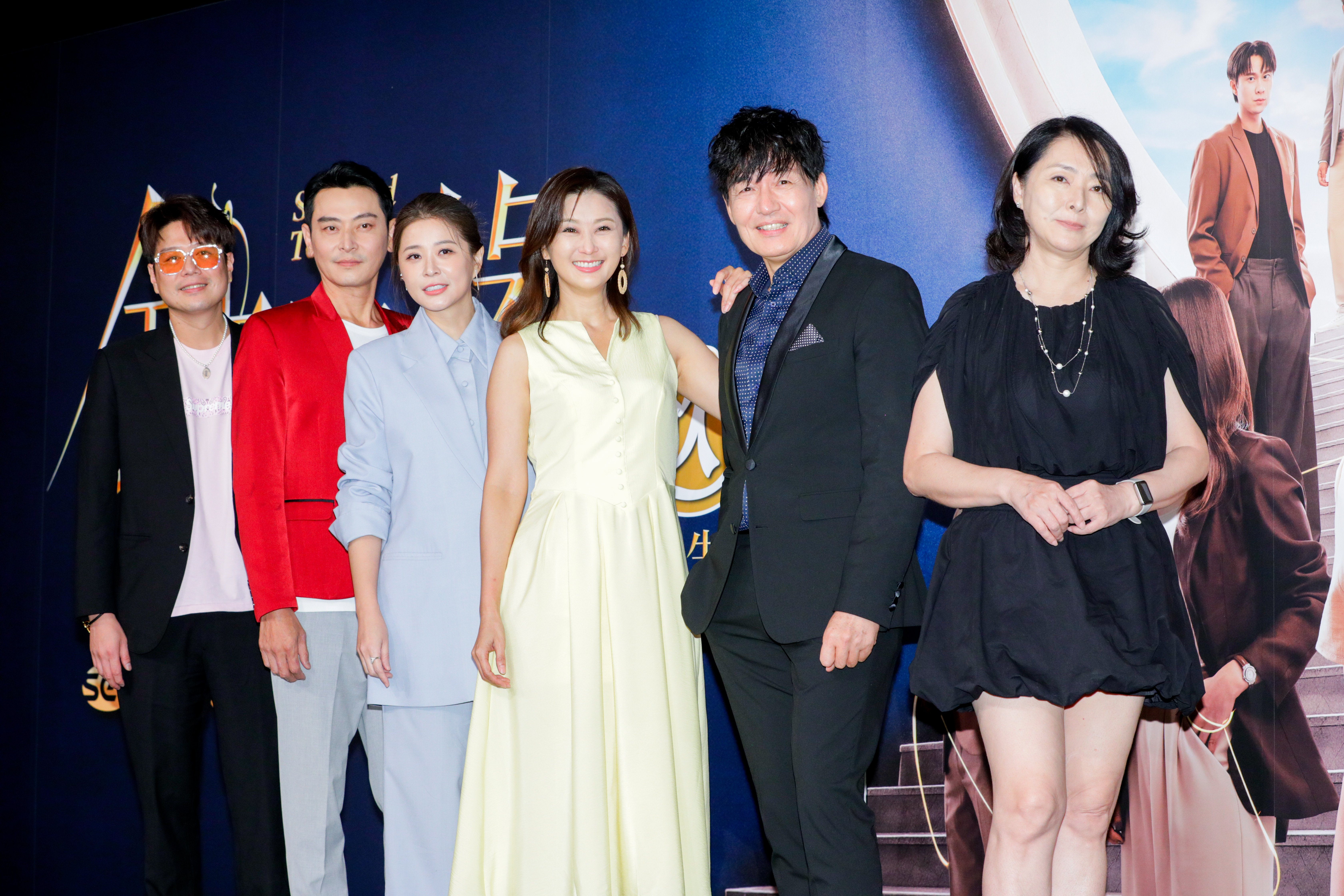 李易(左一)和霍正奇(右二)在三立新戲演父子。