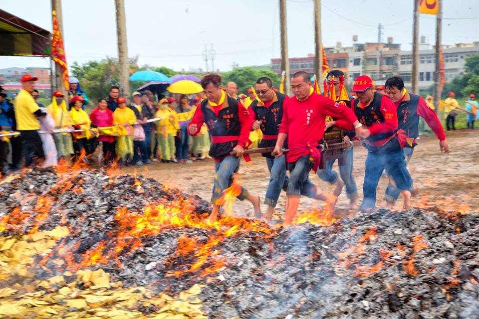 福海宮「飛輦轎、過金火」儀式全台僅有、別具特色。（台灣輔信文化協會提供）