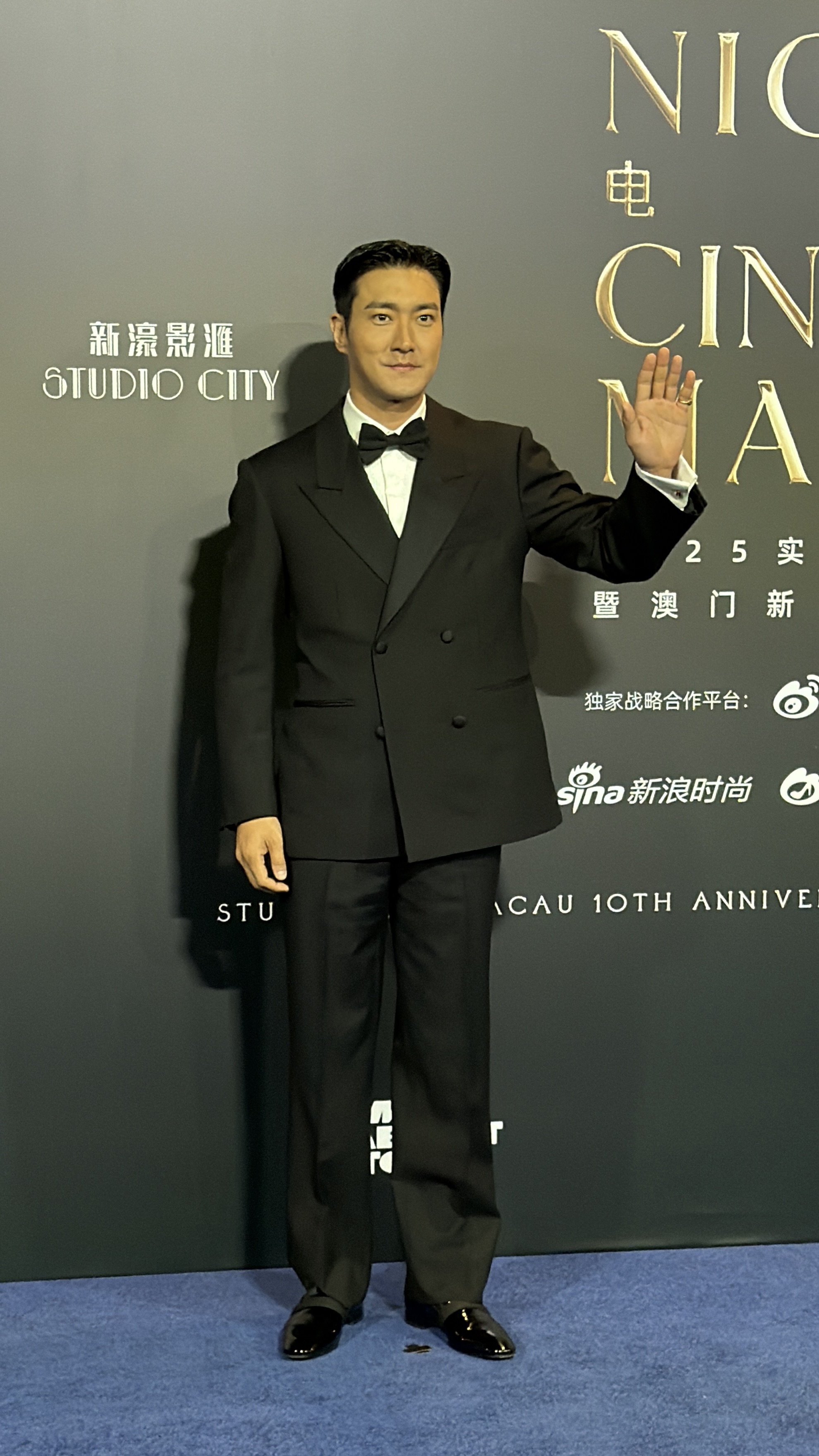 韓星崔始源是第一位步上晚宴紅毯的藝人。