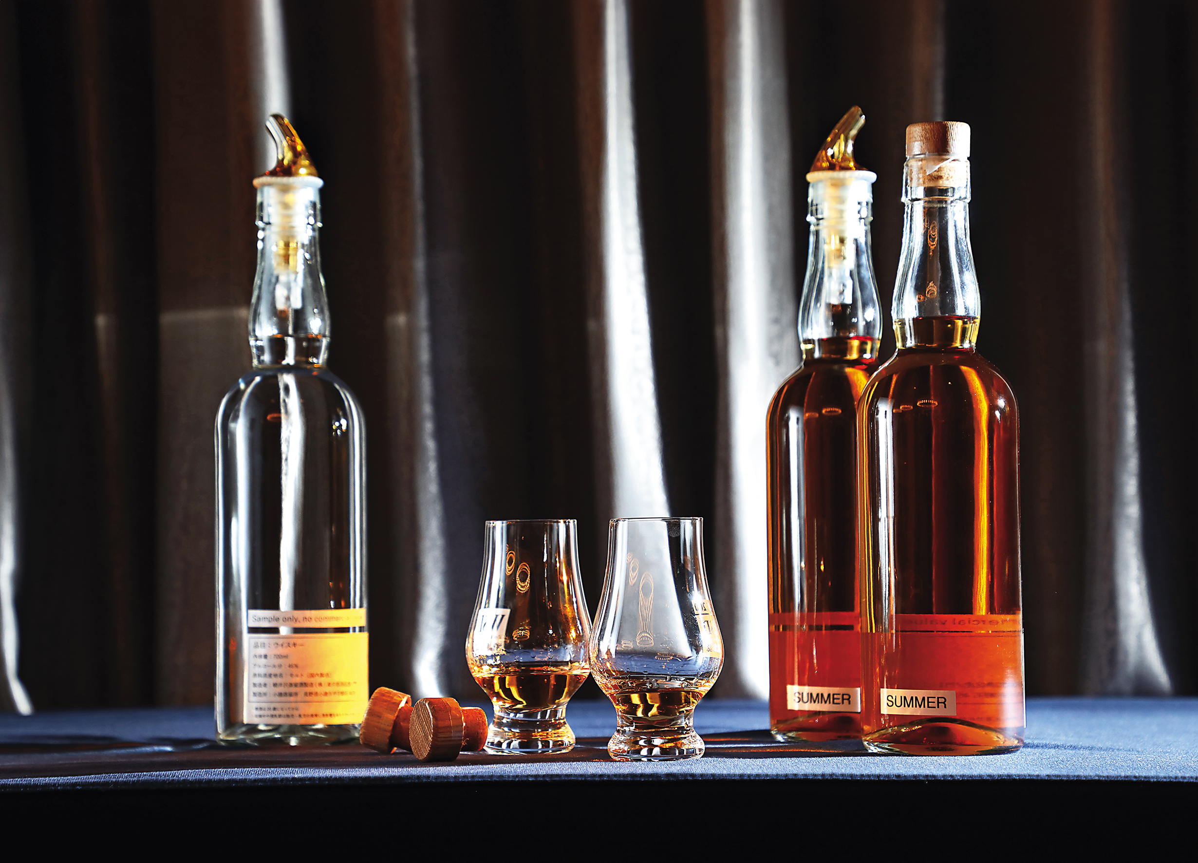 玻璃瓶中裝著以100％日本麥芽蒸餾出的白色烈酒（New Make），以及甫入桶1年的琥珀色酒液，這是來自日本長野「小諸蒸餾所」的新鮮滋味。（售價未定）