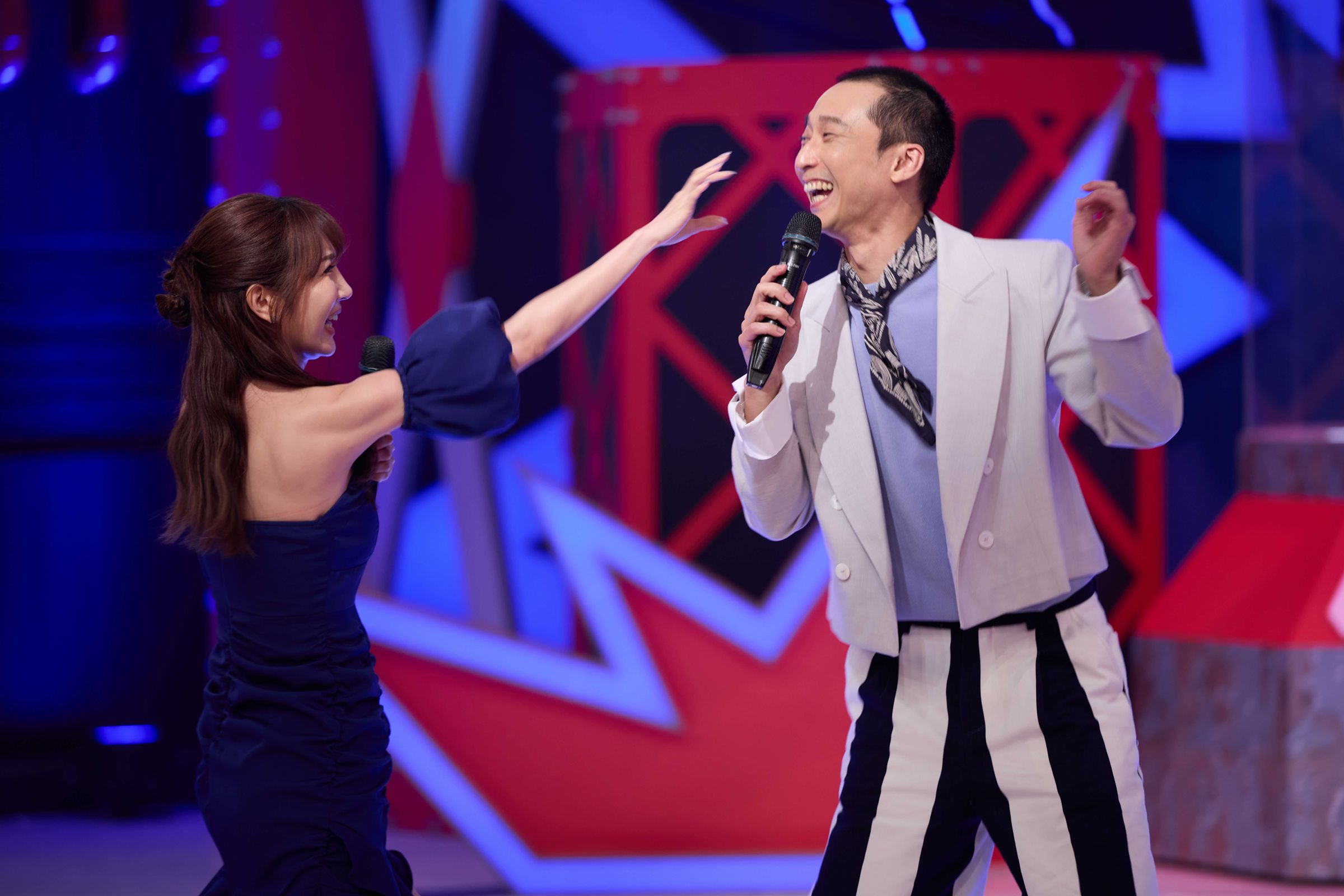曾莞婷使出搞笑本事，對嗆主持人浩子、作勢想動手。（公視台語台提供）