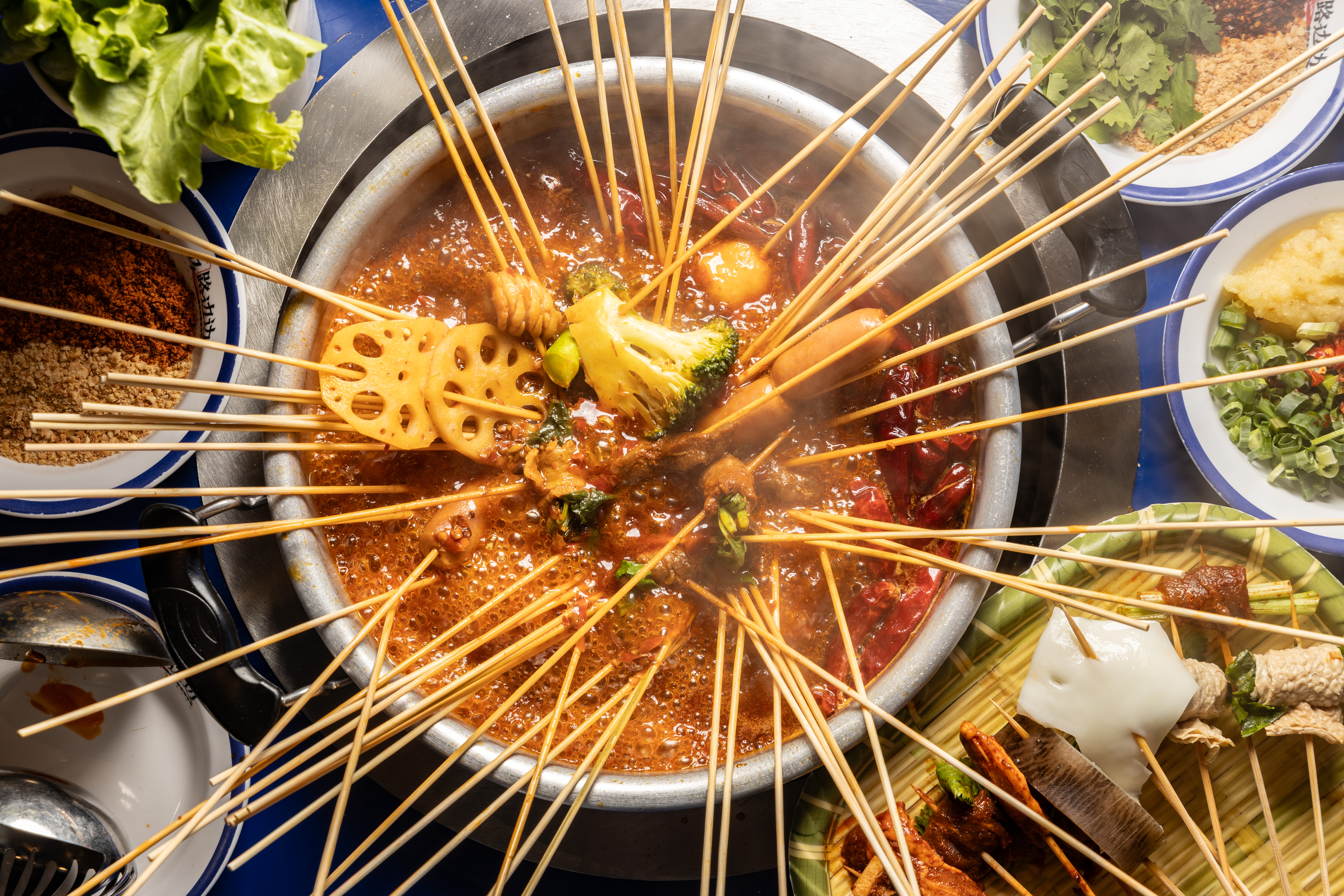 串串又被稱為串串香，是川渝人熱愛的草根美食，常開在街頭巷尾，老闆會將食材串上竹籤後下鍋燙，能吃的都能串。（388元／鍋）