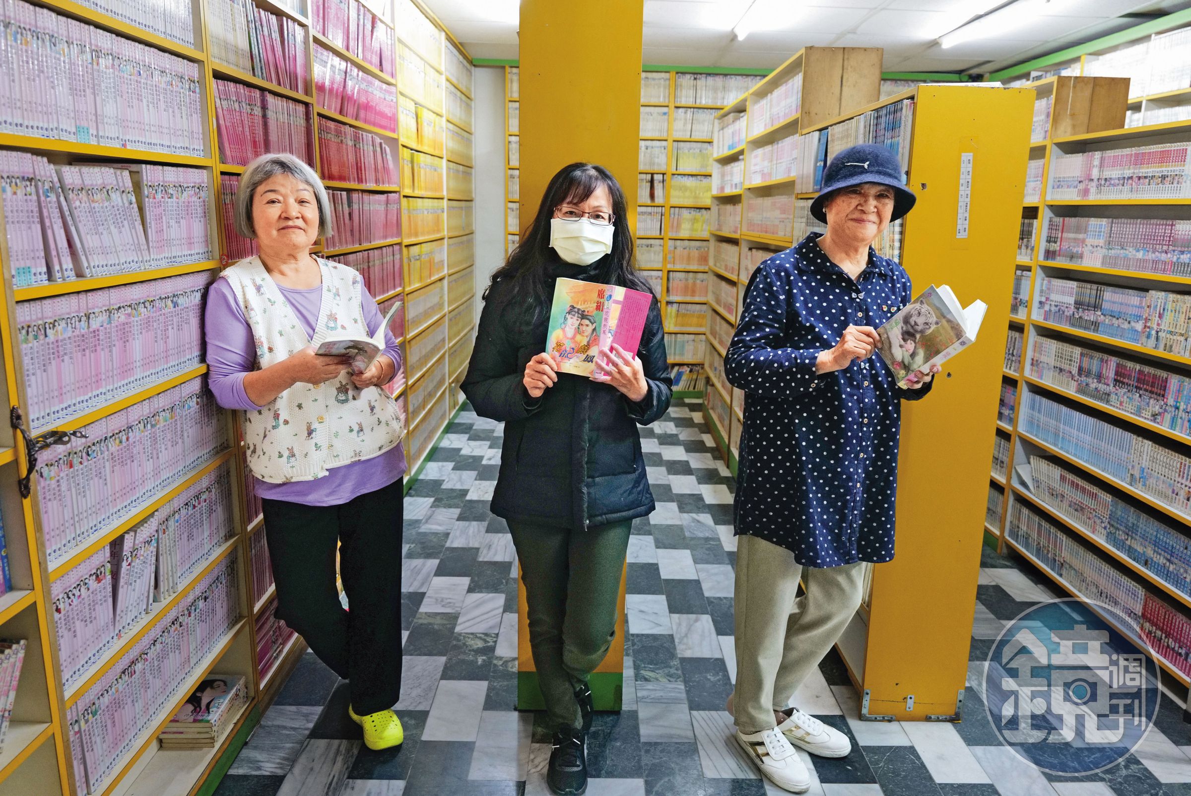 謝阿嬤(右)看小說五十多年,有許多因書認識的同好。(杭大鵬攝)