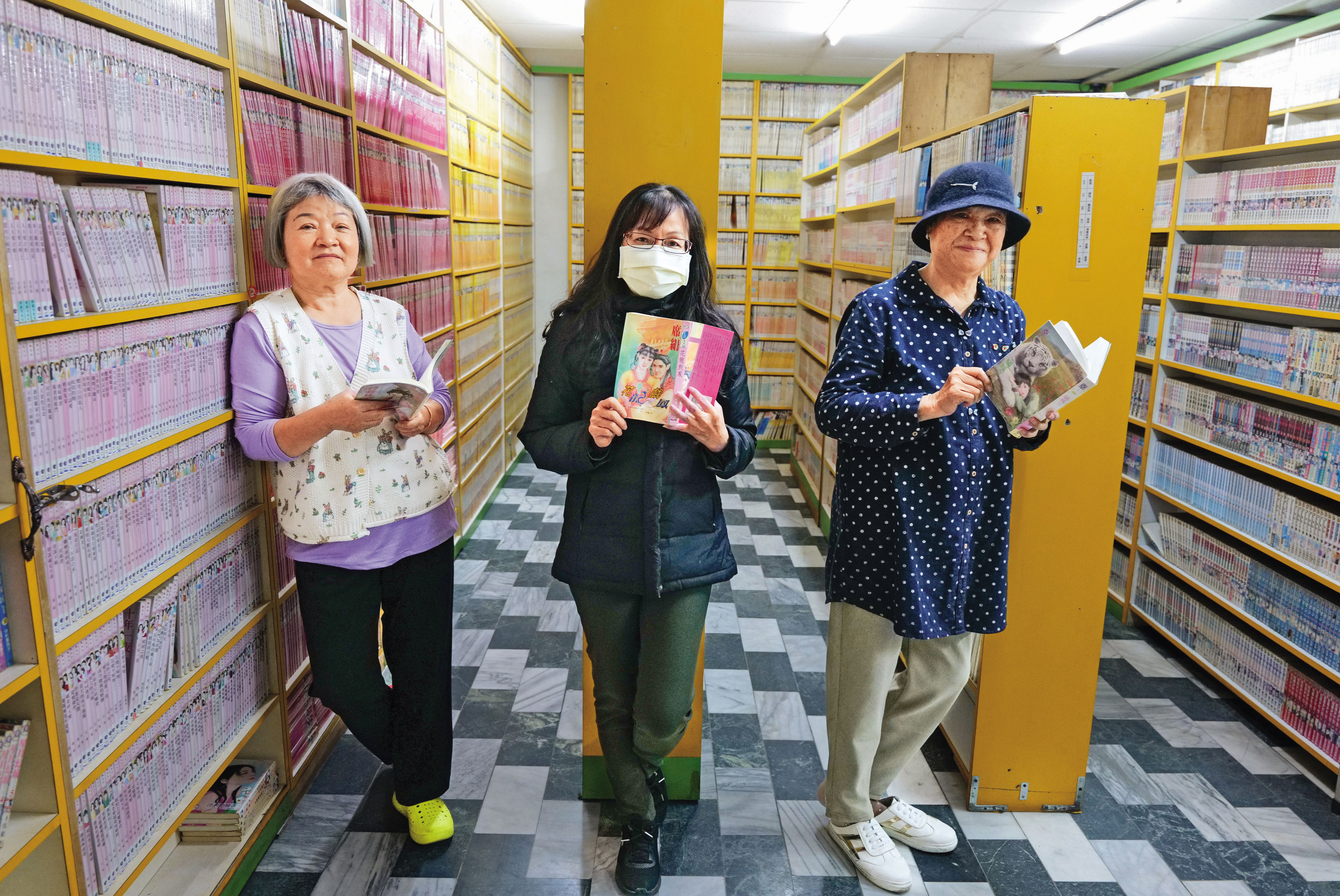 謝阿嬤（右）看小說50多年，有許多因書認識的同好。