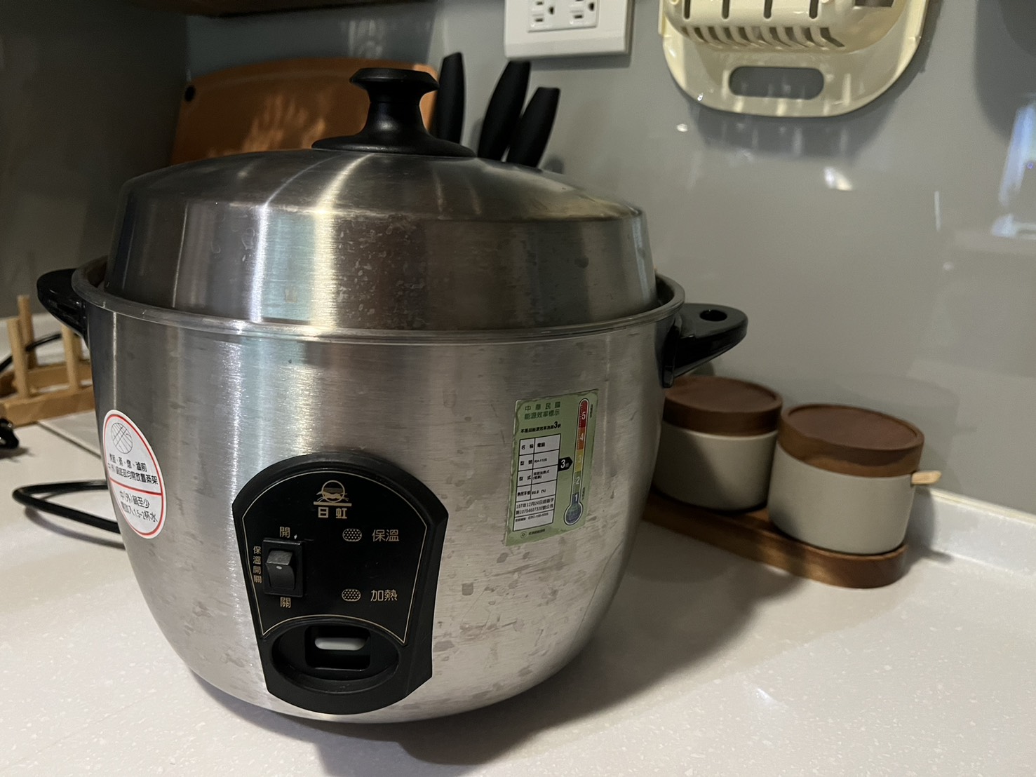 台北市一名34年資歷的黃姓清潔隊員，好心送電鍋給拾荒，事後遭檢舉貪污罪起訴。示意圖。