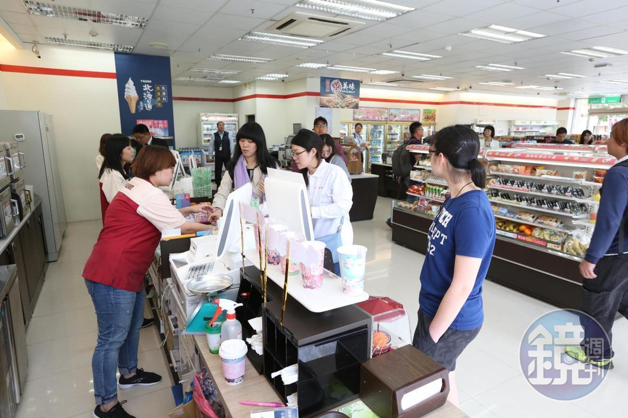 網友在超商排隊結帳時,不滿一名阿嬤帶孫子插隊,出言逼退。(示意圖非當事人,本刊資料照)