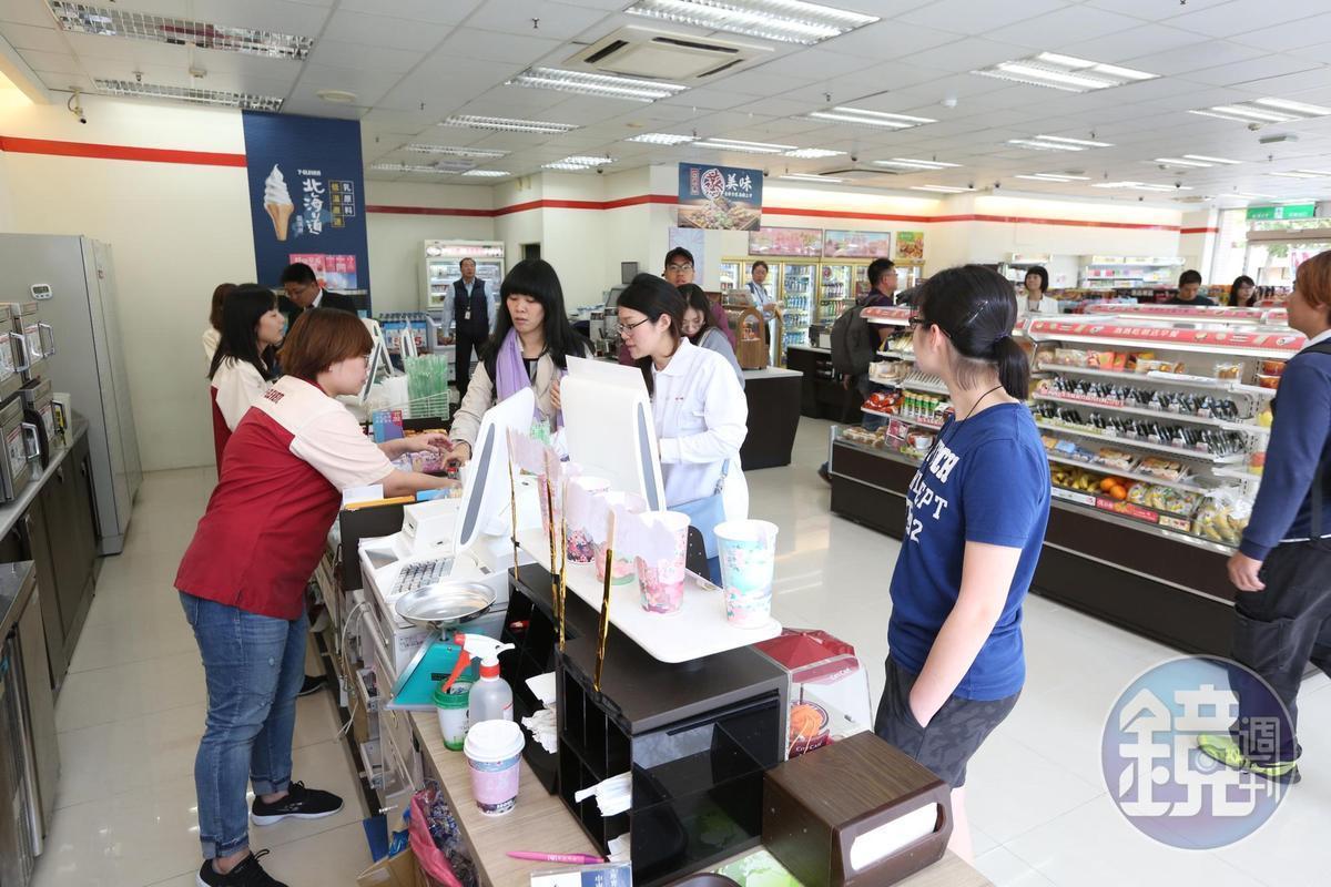 網友在超商排隊結帳時，不滿一名阿嬤帶孫子插隊，出言逼退。（示意圖非當事人，本刊資料照）