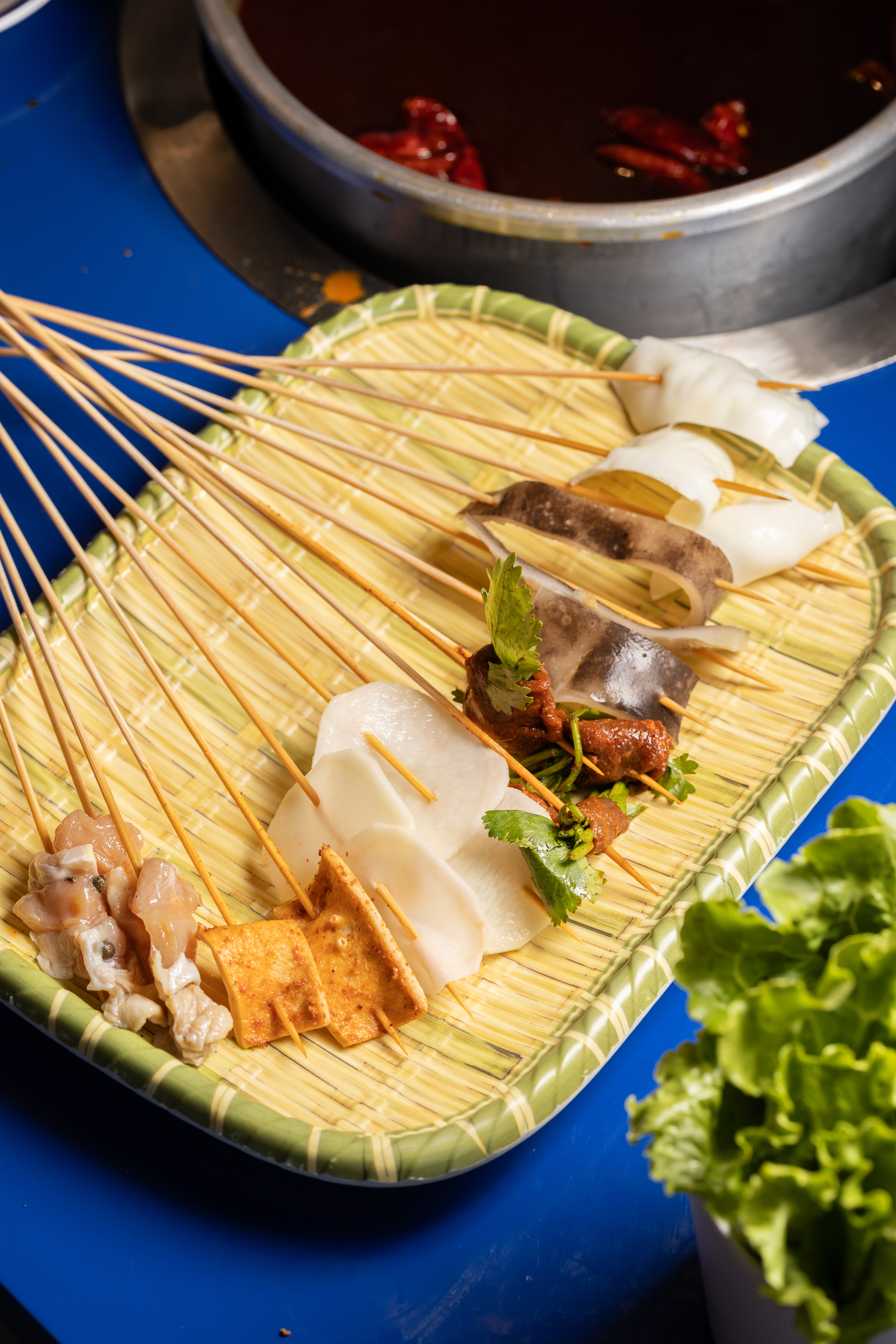 「鯊魚皮」「黃喉」「青花椒雞腿」「香菜牛」等都是熱門招牌，黃喉是豬或牛的主動脈弓，吃起來十分脆口。（皆12元／串）