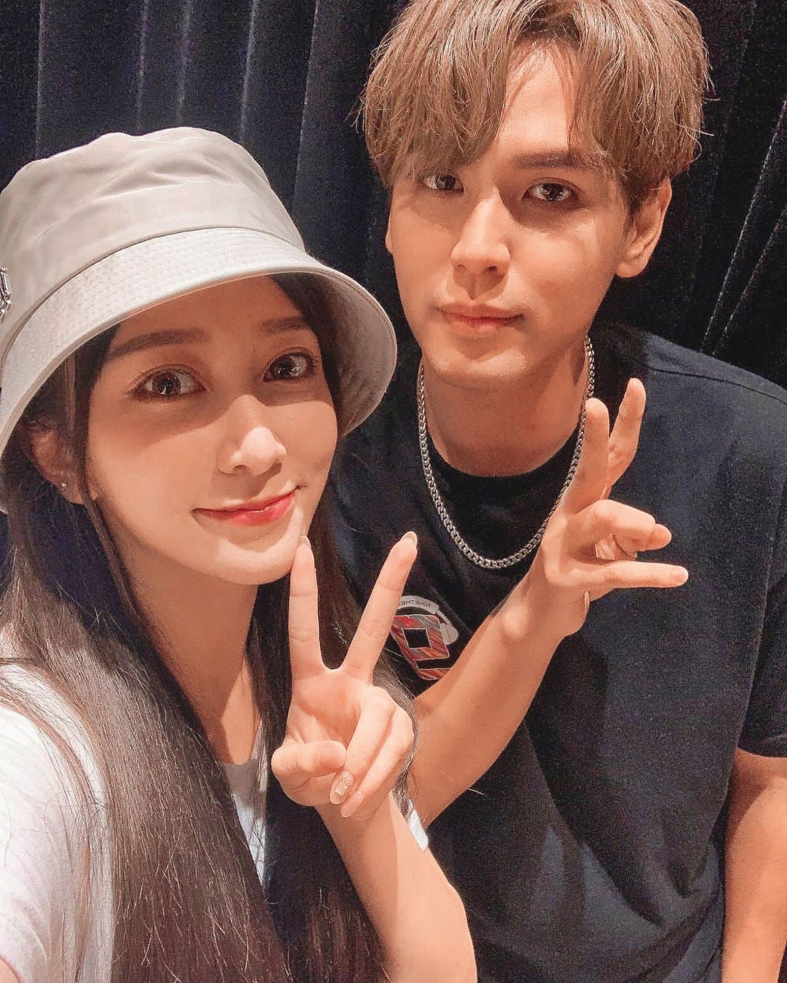 篠崎泫（左）和Toyz交往期間，被傳劈腿歌手陳零九（右），也導致呼呼被分手，讓她背上小三之名。（翻攝自篠崎泫IG）