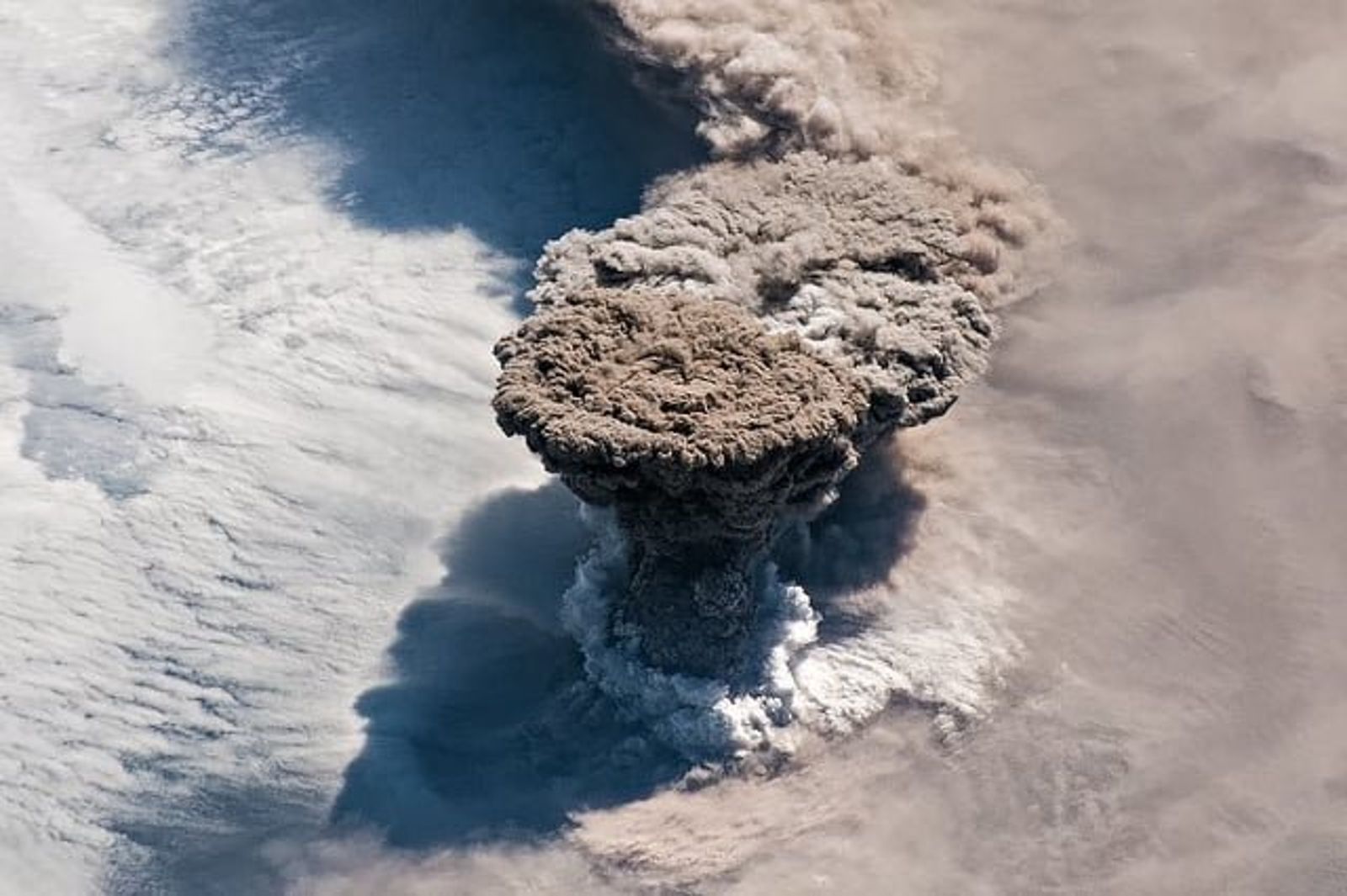 美國太空總署太空人從國際太空站看到的埃特納火山噴發瞬間畫面。(翻攝自X @Milky Way)