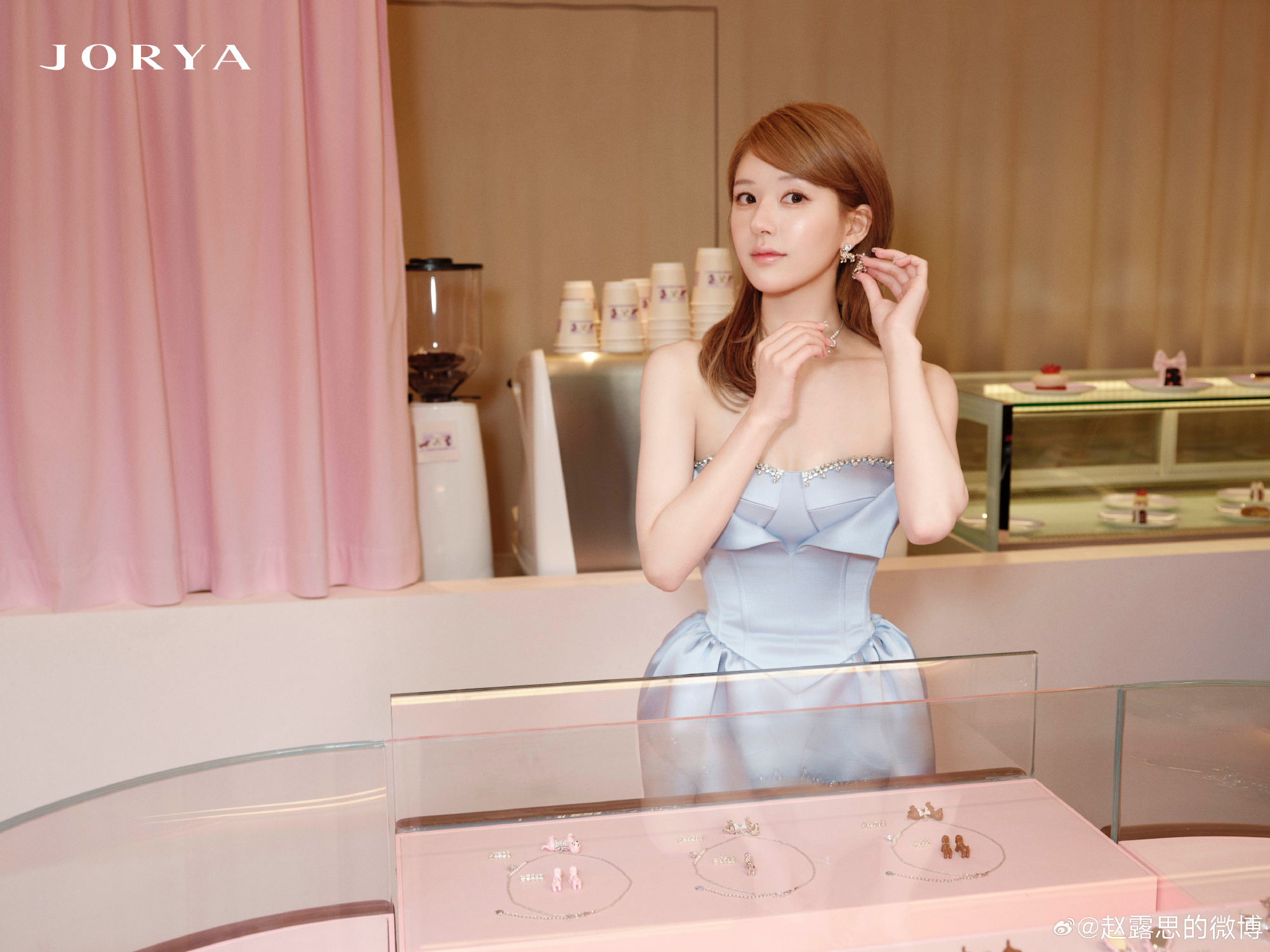 趙露思去年自曝罹患憂鬱症、解離症，許多代言、拍戲工作無法履行，須賠償大量違約金。（趙露思微博）