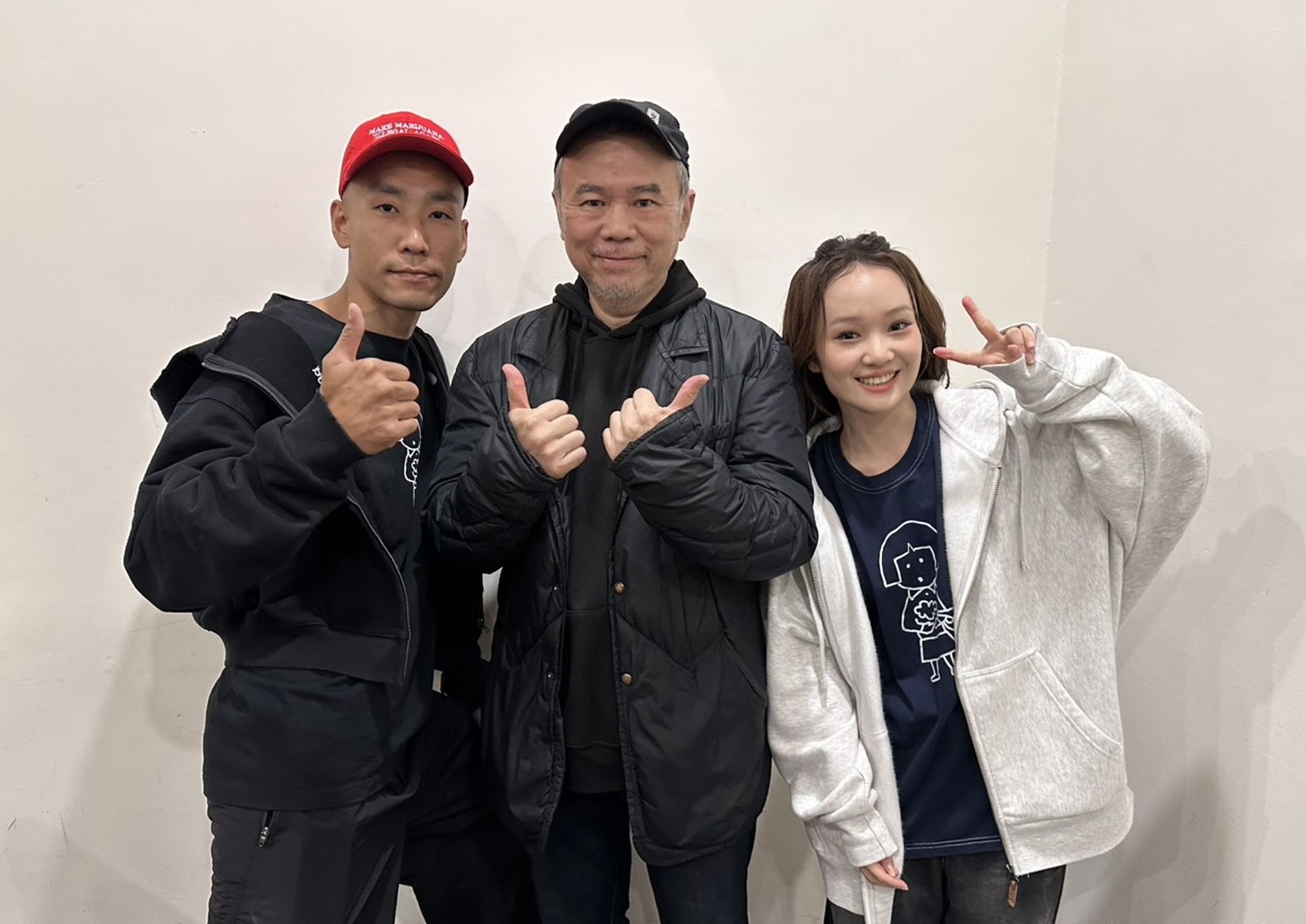 得知演員林道禹（左）與方郁婷（右）連跑多場戲院活動，導演陳玉勳（中）驚喜突襲映後現場，足見劇組的好感情。（華文創提供）