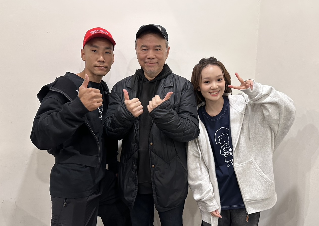 得知演員林道禹(左)與方郁婷(右)連跑多場戲院活動,導演陳玉勳(中)驚喜突襲映後現場,足見劇組的好感情。(華文創提供)