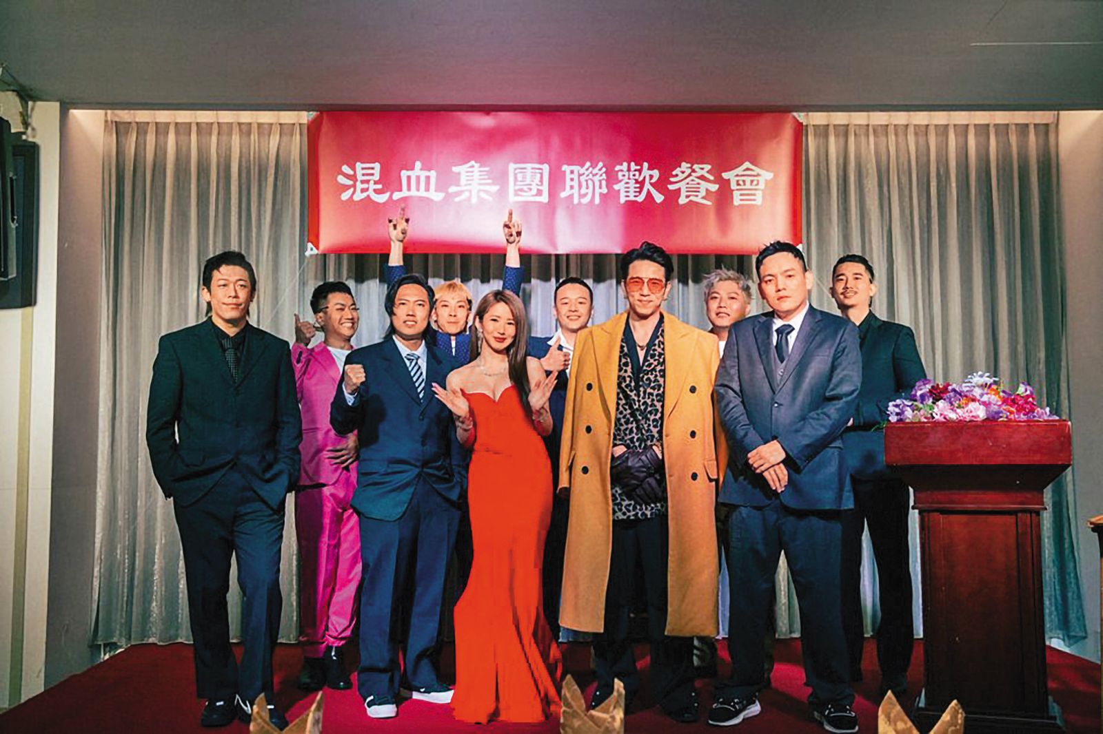 郭書瑤（左五）跟春風（右二）公私都混在一起，交情非常要好。 （混血兒娛樂提供）