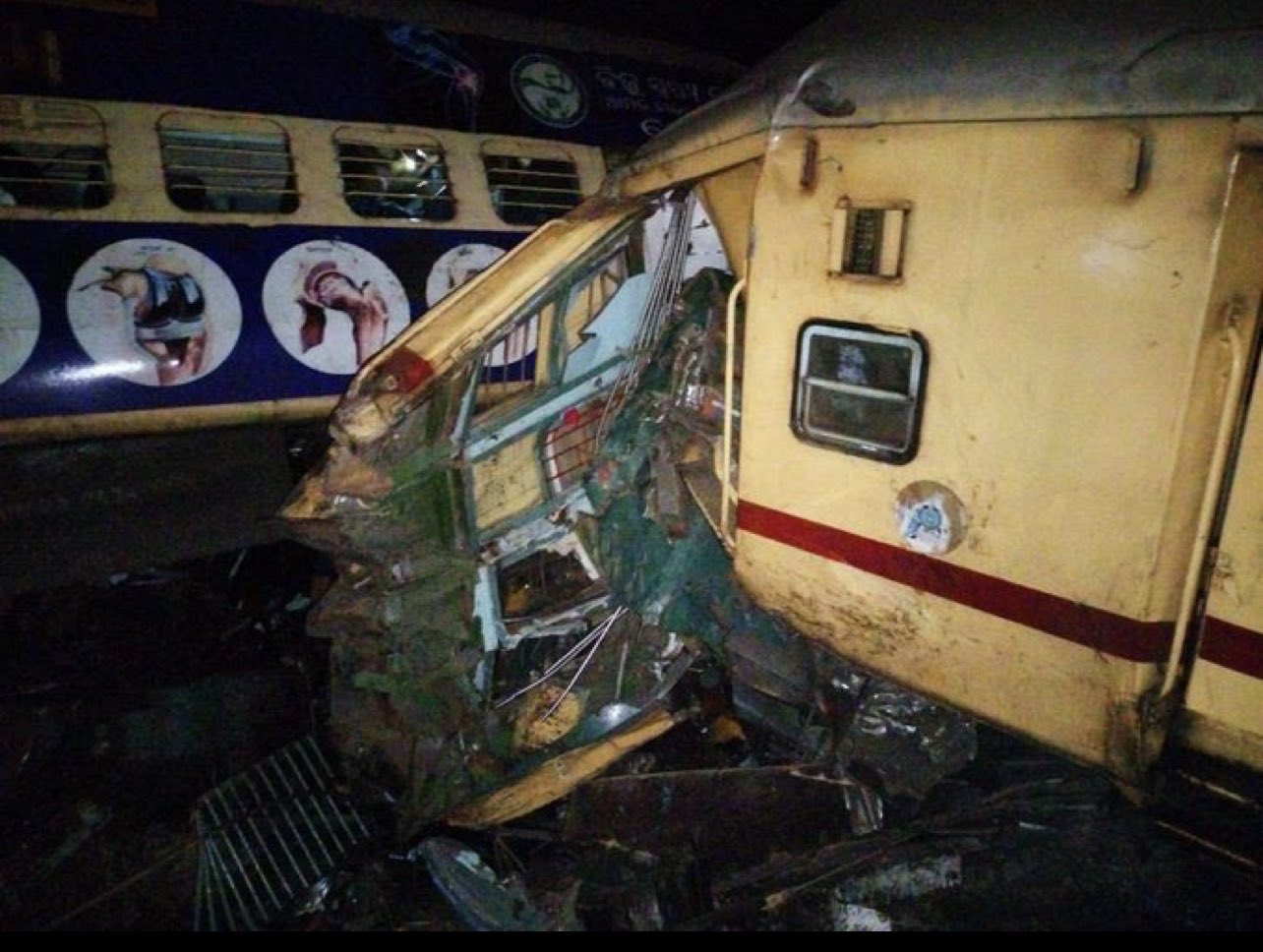 印度安得拉邦日前發生火車追撞車禍，釀9死、40傷。（翻攝自@NilanjanDasAITC X）