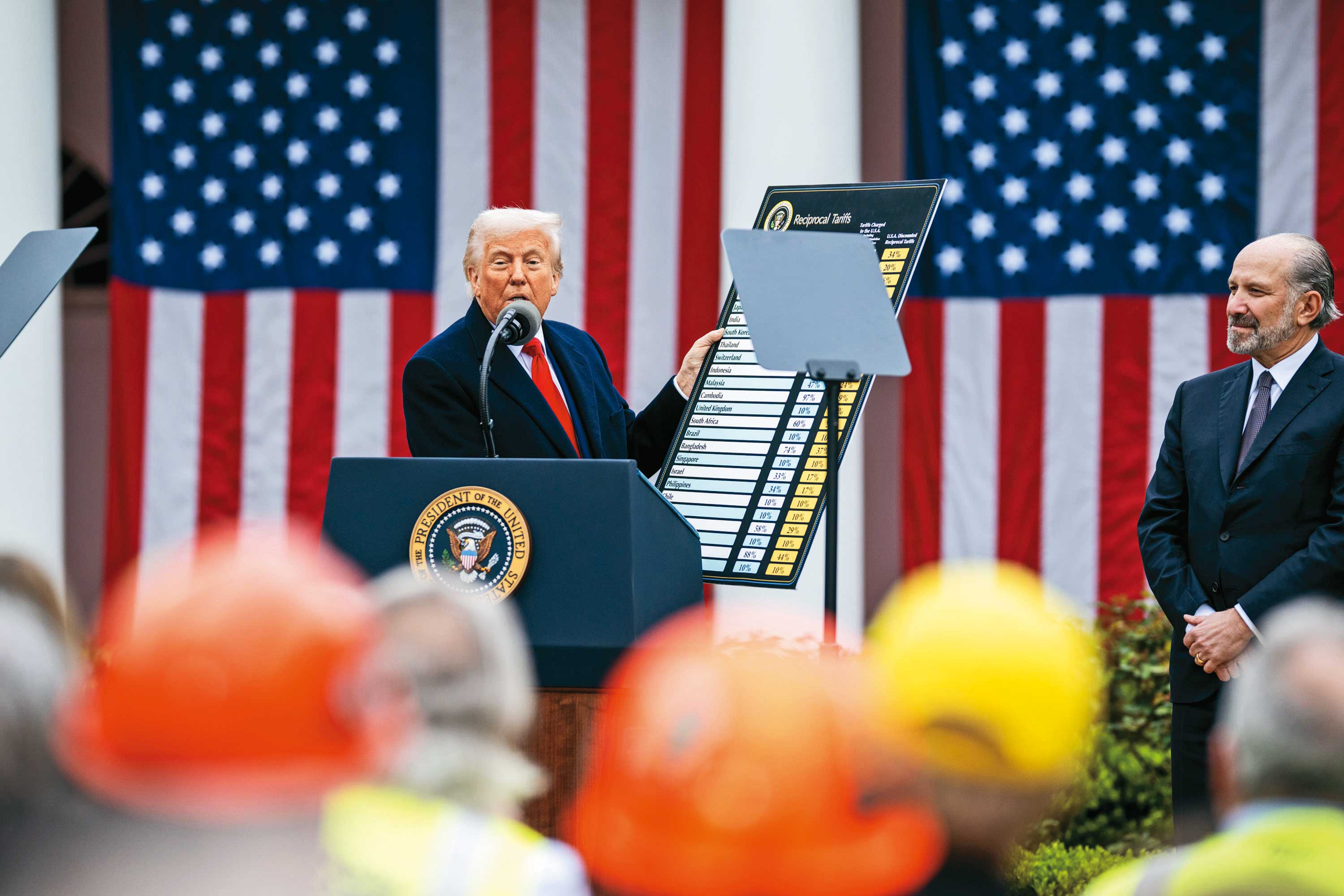 川普認為用極端恐嚇的手段逼迫各國，就可多賣幾千億美元的美國貨，拿來跟他的選民炫耀。（白宮提供）