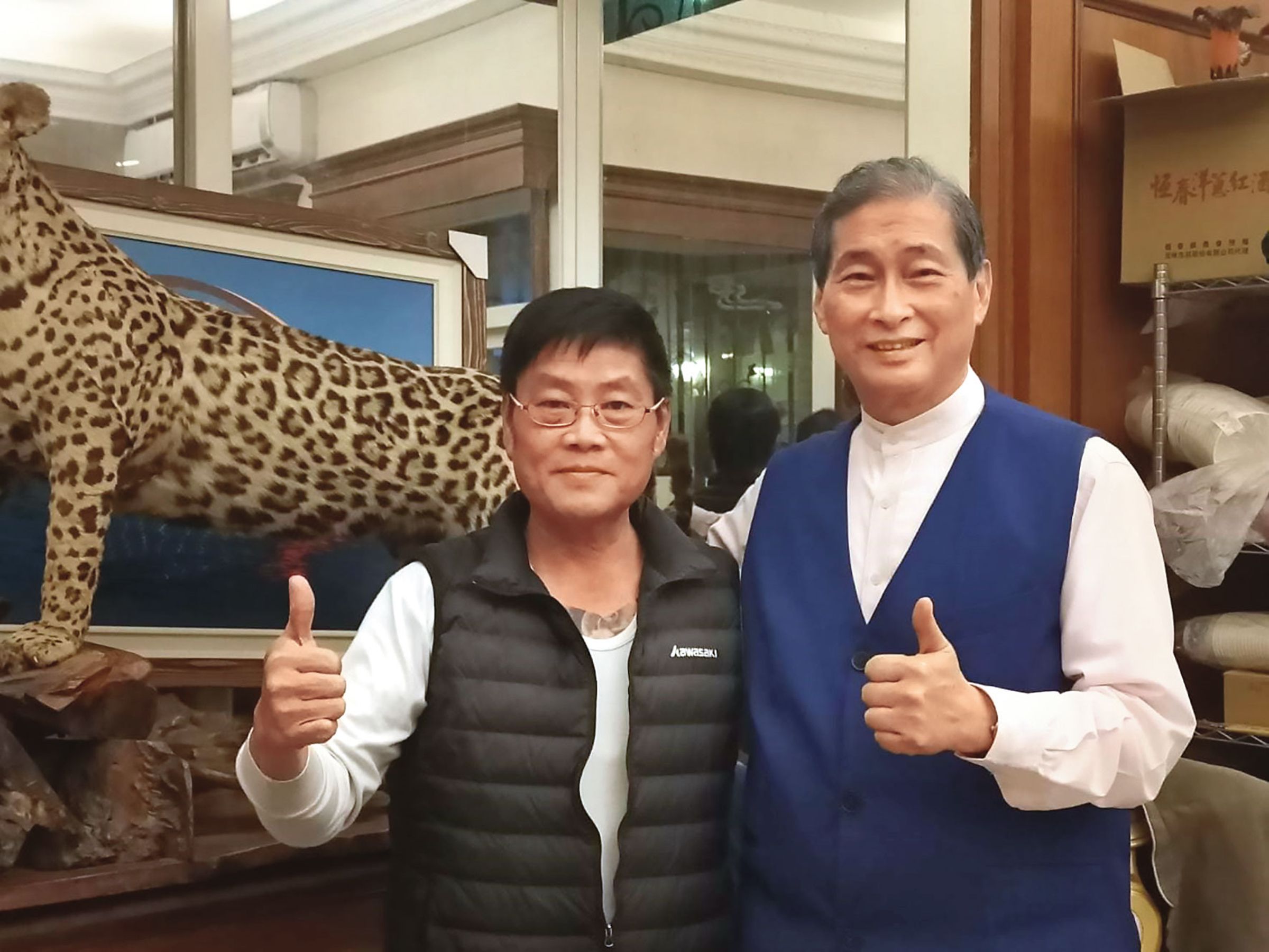 屏東聖玄堂名聲響亮,統促黨總裁張安樂(右)也曾前往拜訪。(翻攝臉書)