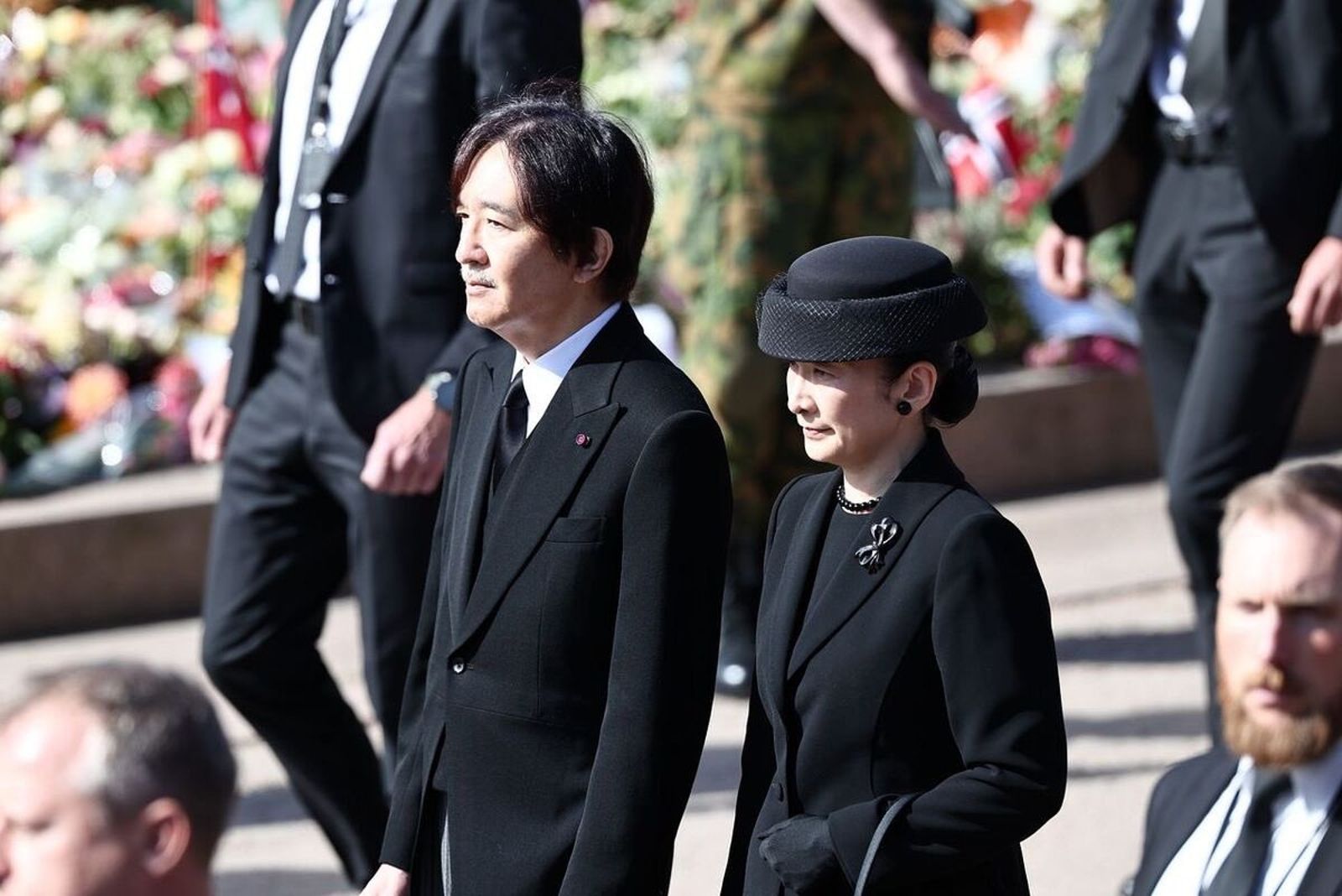 日本秋篠宮文仁親王（左）與紀子妃（右）出席挪威國王哈拉爾五世國葬，夫妻倆一身黑色喪服神情肅穆。（翻攝X@implmaterial）