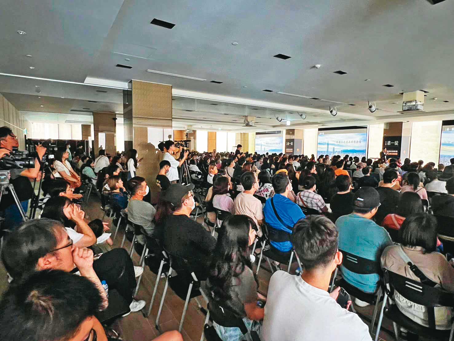 房市買氣因成屋遇貸款難題,買氣轉向預售市場,全台建案頻創成交新高價。圖為預售屋說明會。(翻攝仕偉第一綻FB)