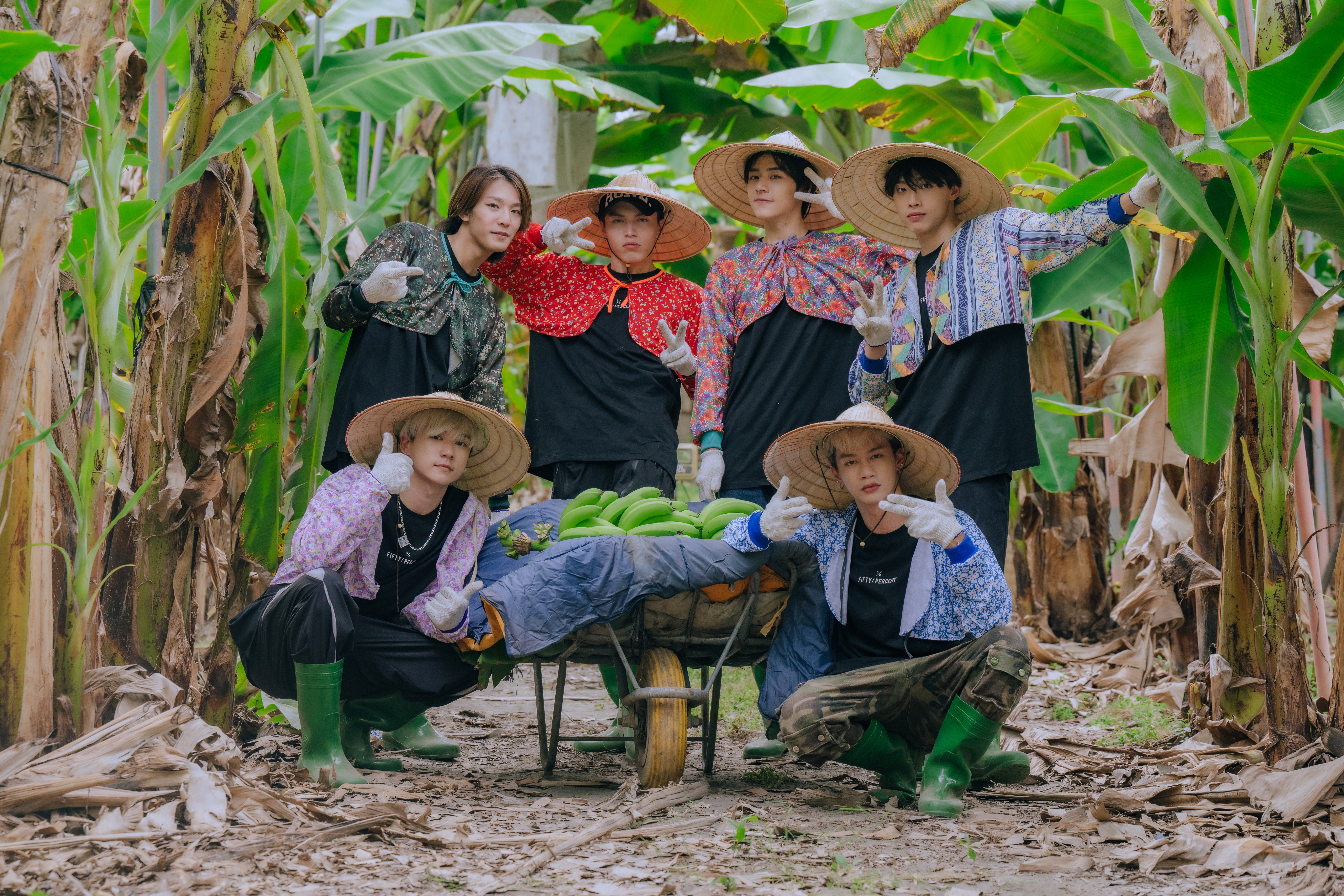 Ozone六位團員南下高雄錄製實境節目。（寬想國際娛樂提供）