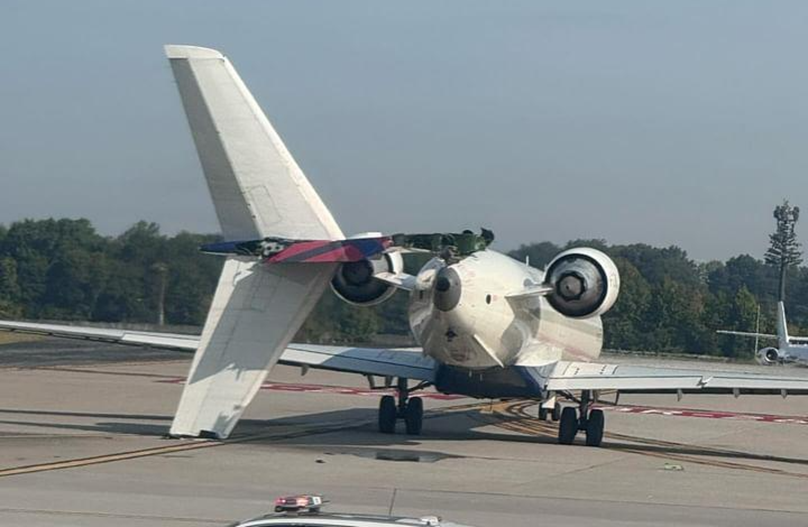 【有片】達美航空2班機跑道擦撞　1架客機尾部幾乎斷裂