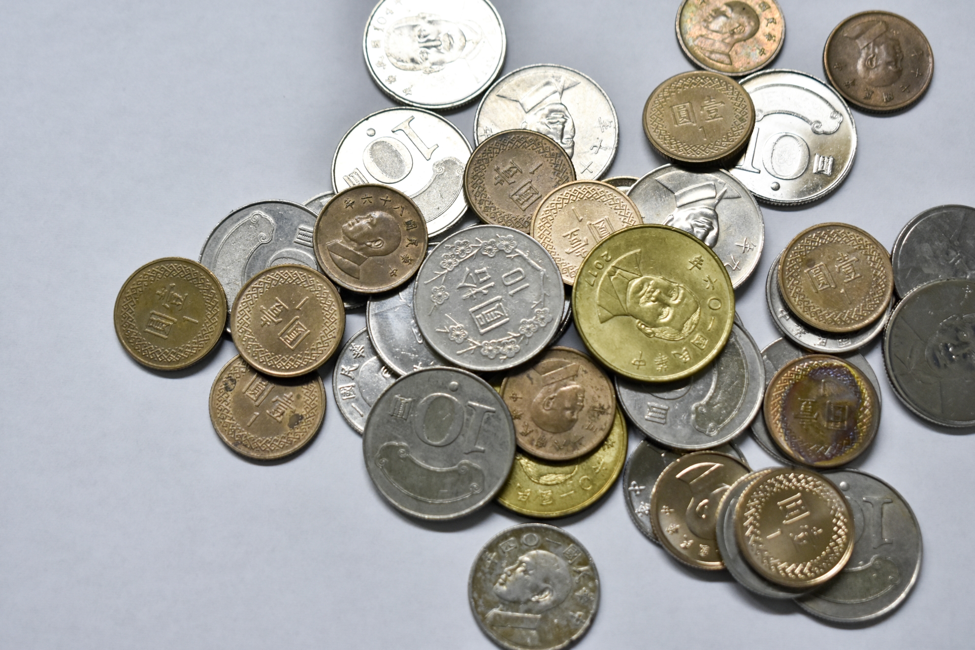 店家在網上抱怨結帳收到的十元硬幣竟有詭異人臉。（示意圖，photoAC）