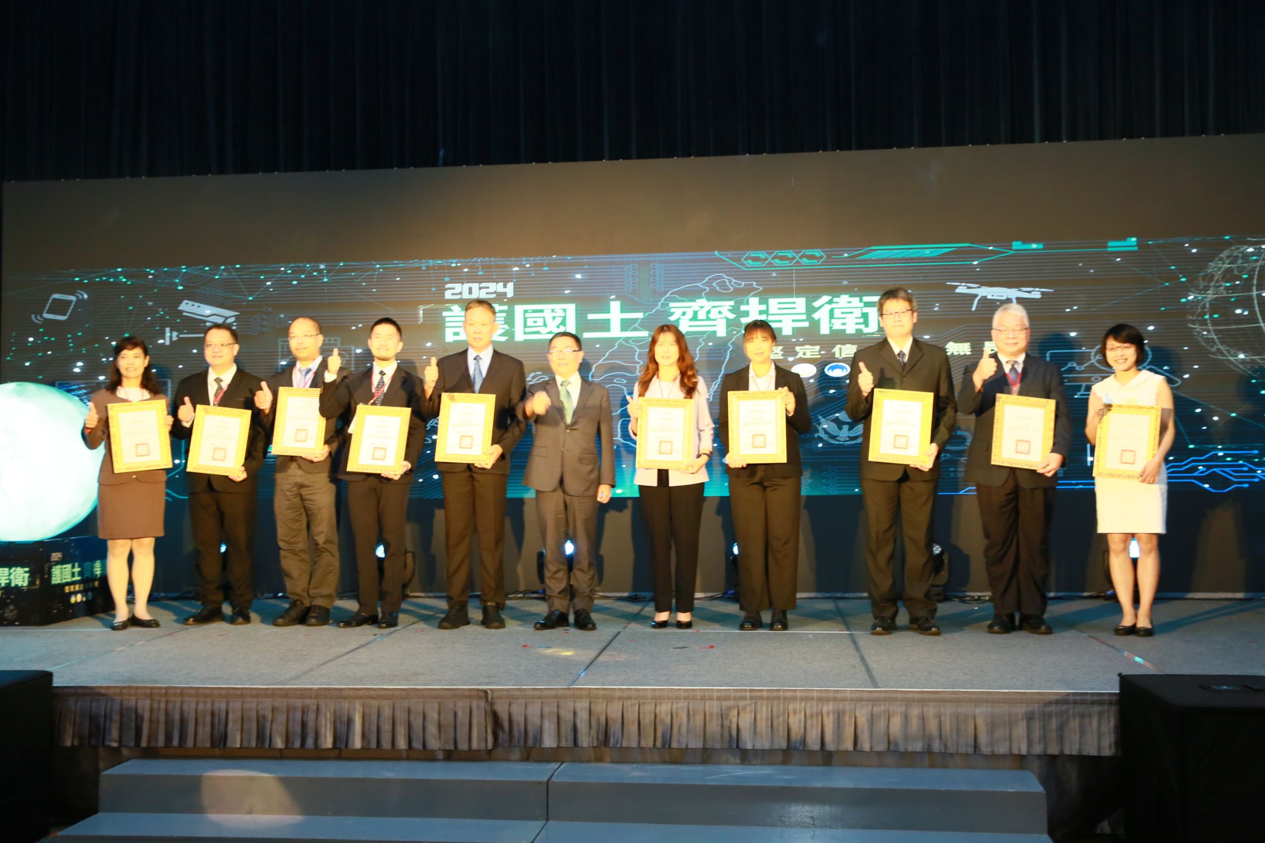 行政院政務委員林明昕特別頒獎給10位偵辦國土保育及環保犯罪有功人士，並與法務部、環境部及農業部等官員合影，宣示政府對守護國土、打擊犯罪決心。（高檢署提供）