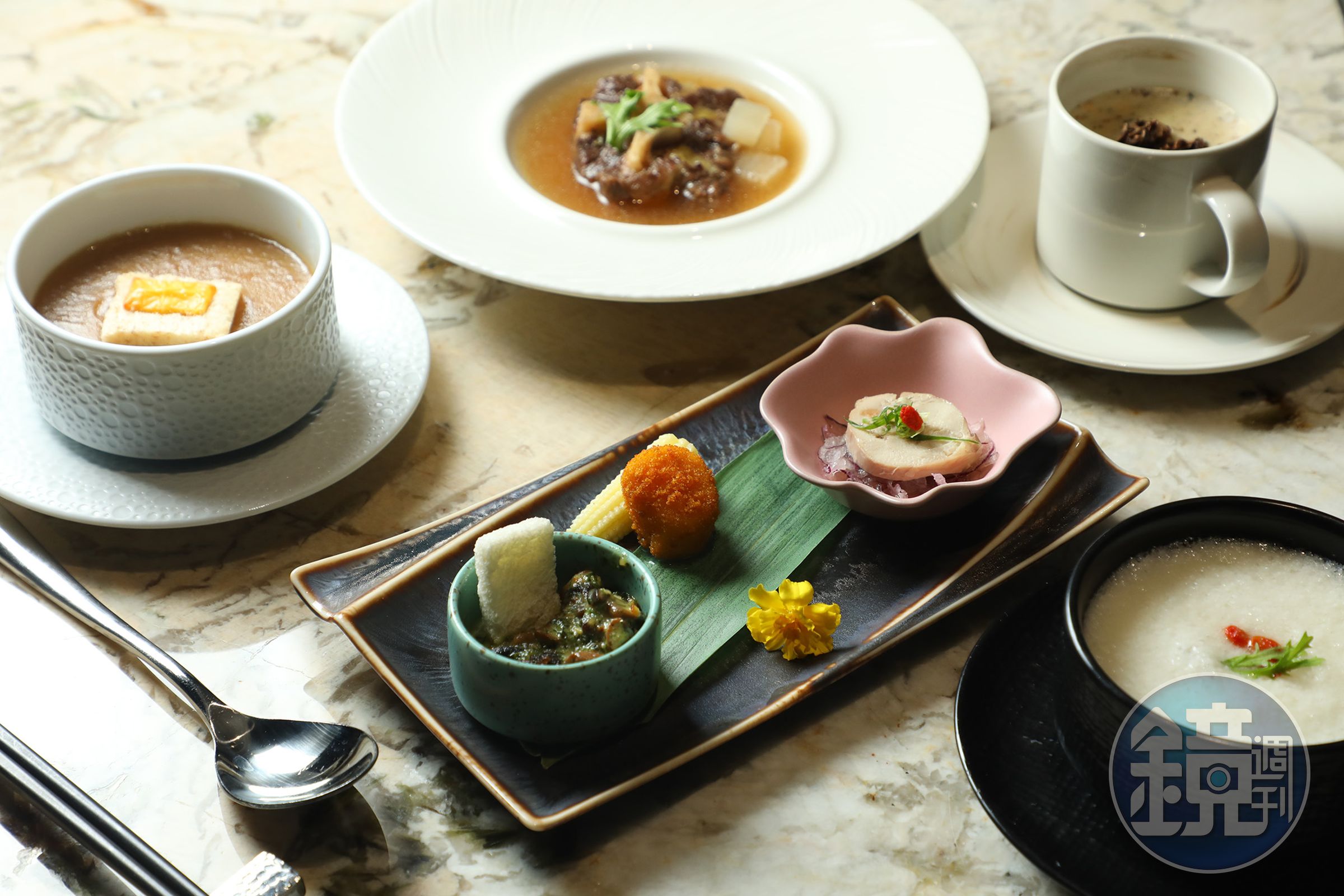 餐點隨季節更換，能嘗到法式洋蔥湯、牛尾清湯、干貝山藥清湯等湯品，近期前菜則有法式田螺、烏魚子干貝與紹興醉雞。