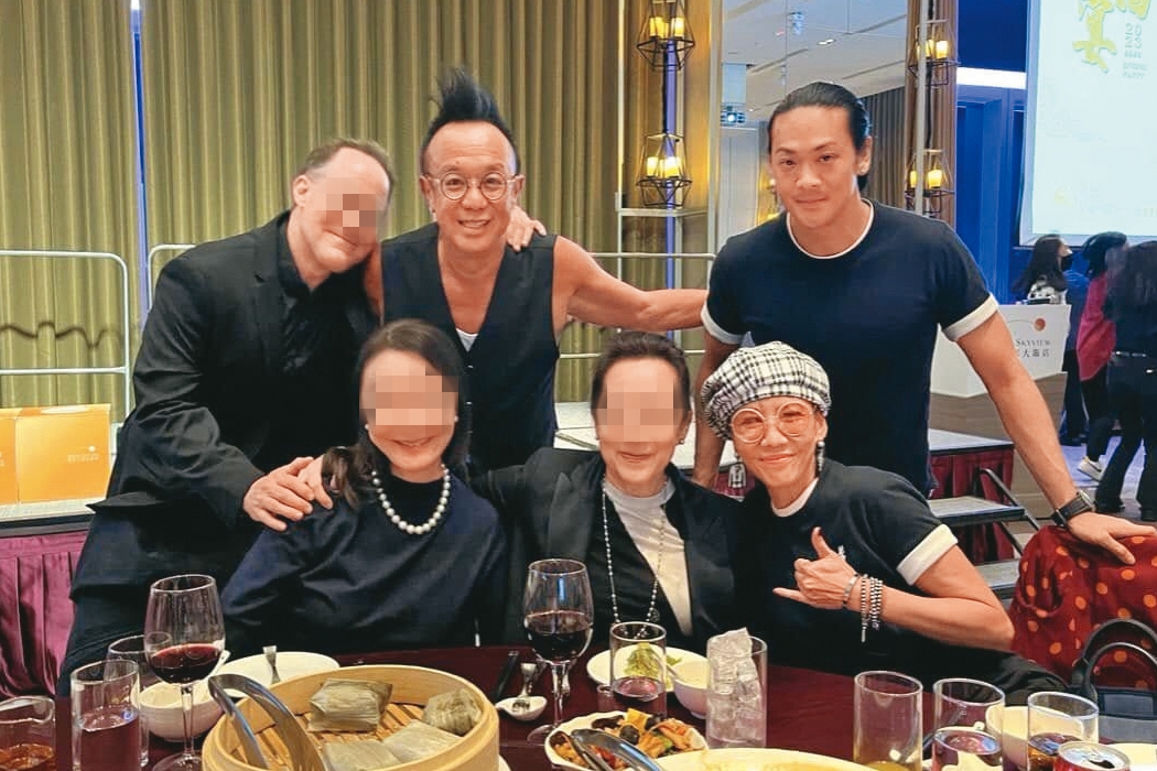 黃大煒（後排中）會帶著Vicky（前排右）和兩位姐姐聚餐，一家人感情深厚。（翻攝自Vicky臉書）