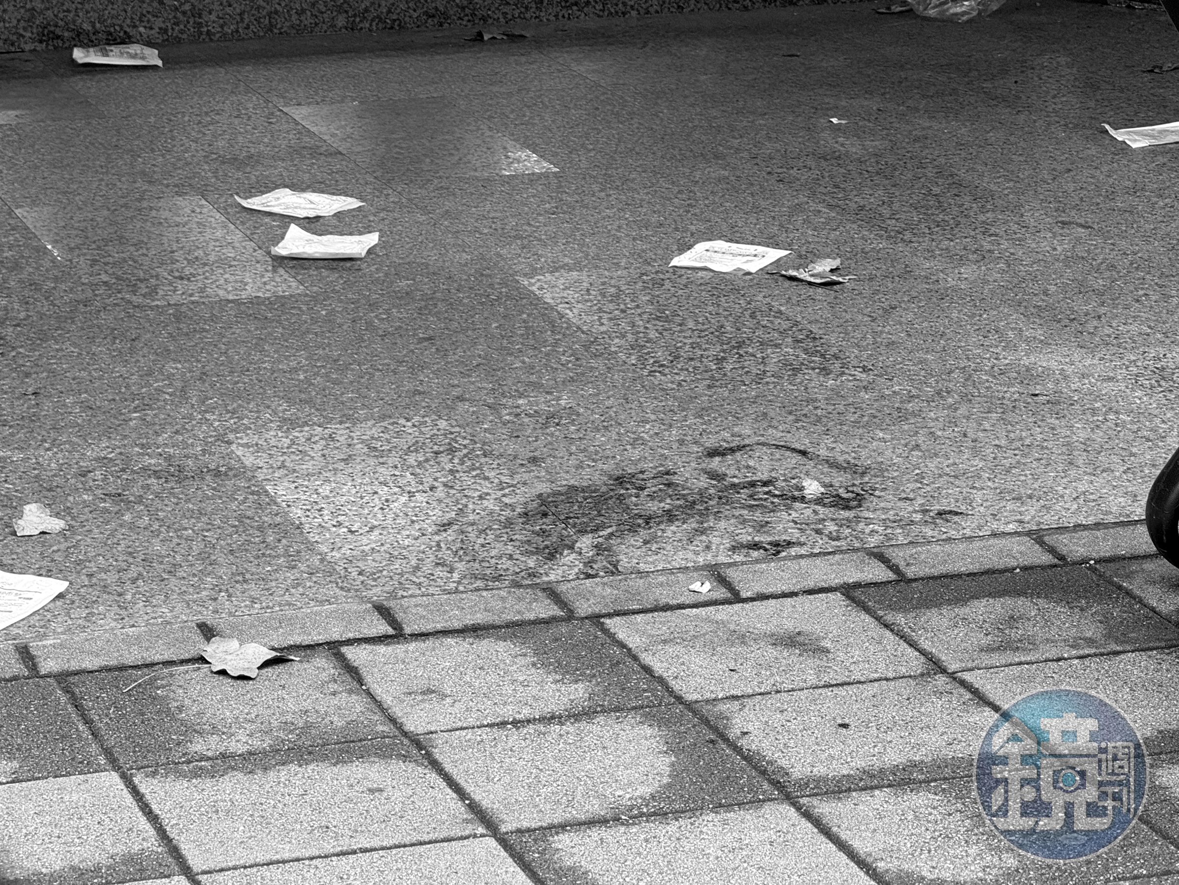 突如其來的車禍讓民眾閃避不及,現場留下血跡。(讀者提供)