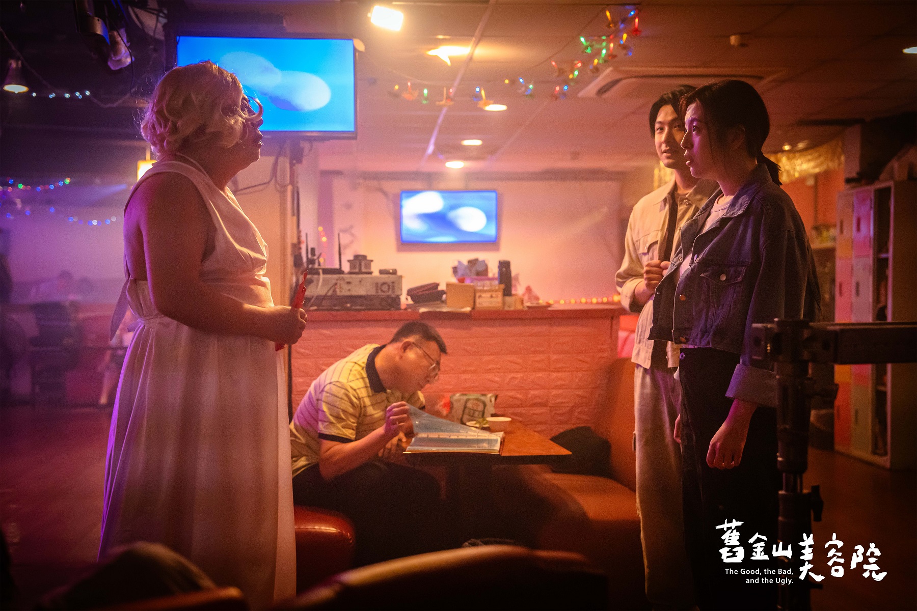 董至成化身「夢夢」靠變裝維生，劉品言對父親的造型相當困惑。（TVBS）