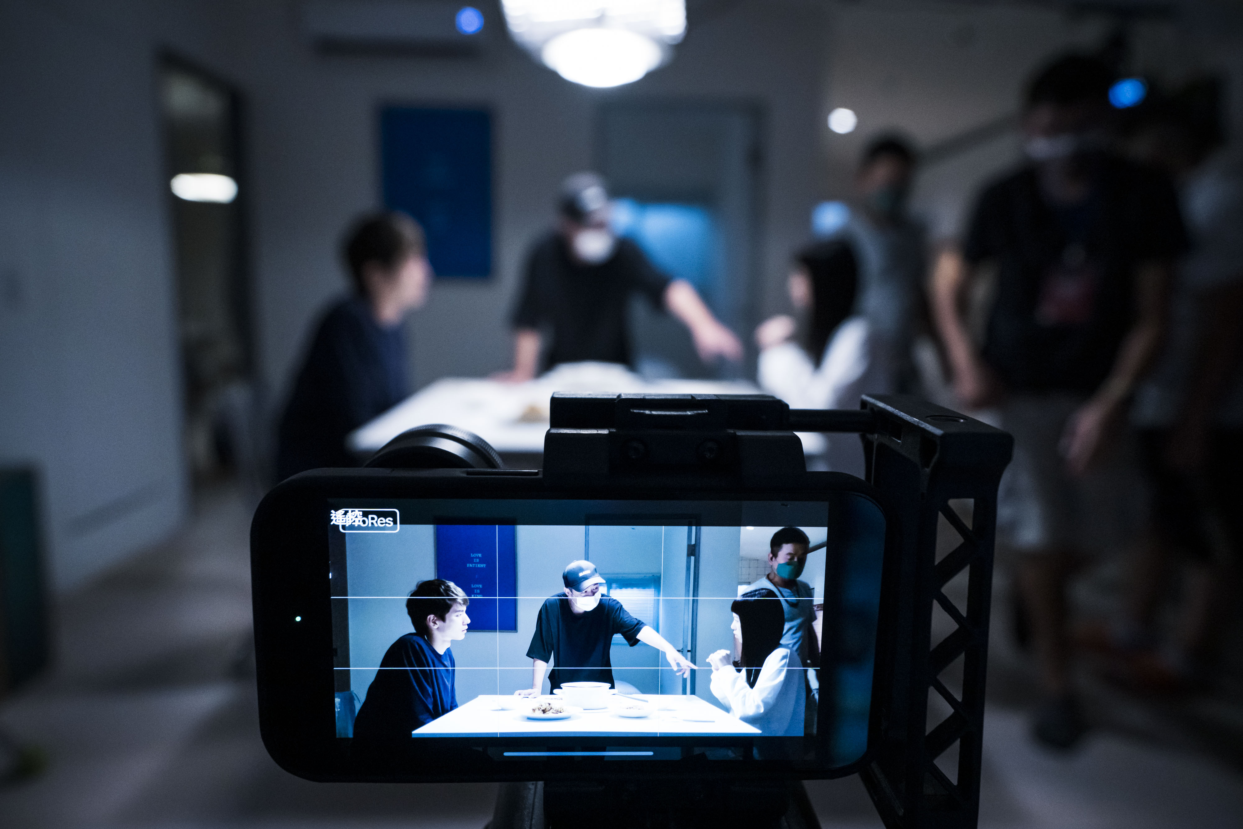 編導廖明毅（中）因以iPhone拍攝電影，格外要求演員林柏宏（左）、項婕如（右）的動作精準。（華映提供）