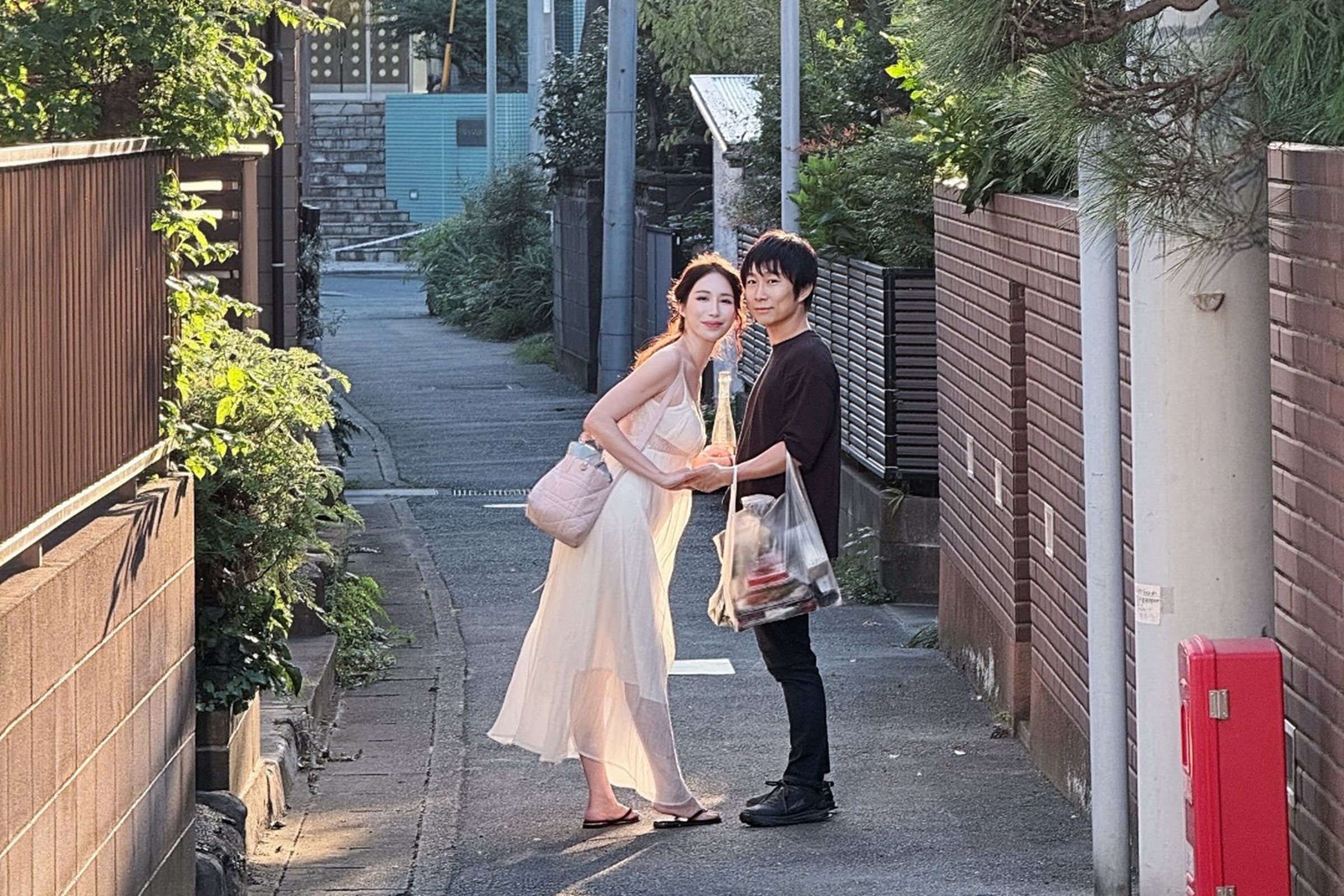 辛尤里赴日與「童帝」拍攝愛情動作片，分享花絮被網友誤以為懷孕。（翻攝自X@yui_xin_tw）