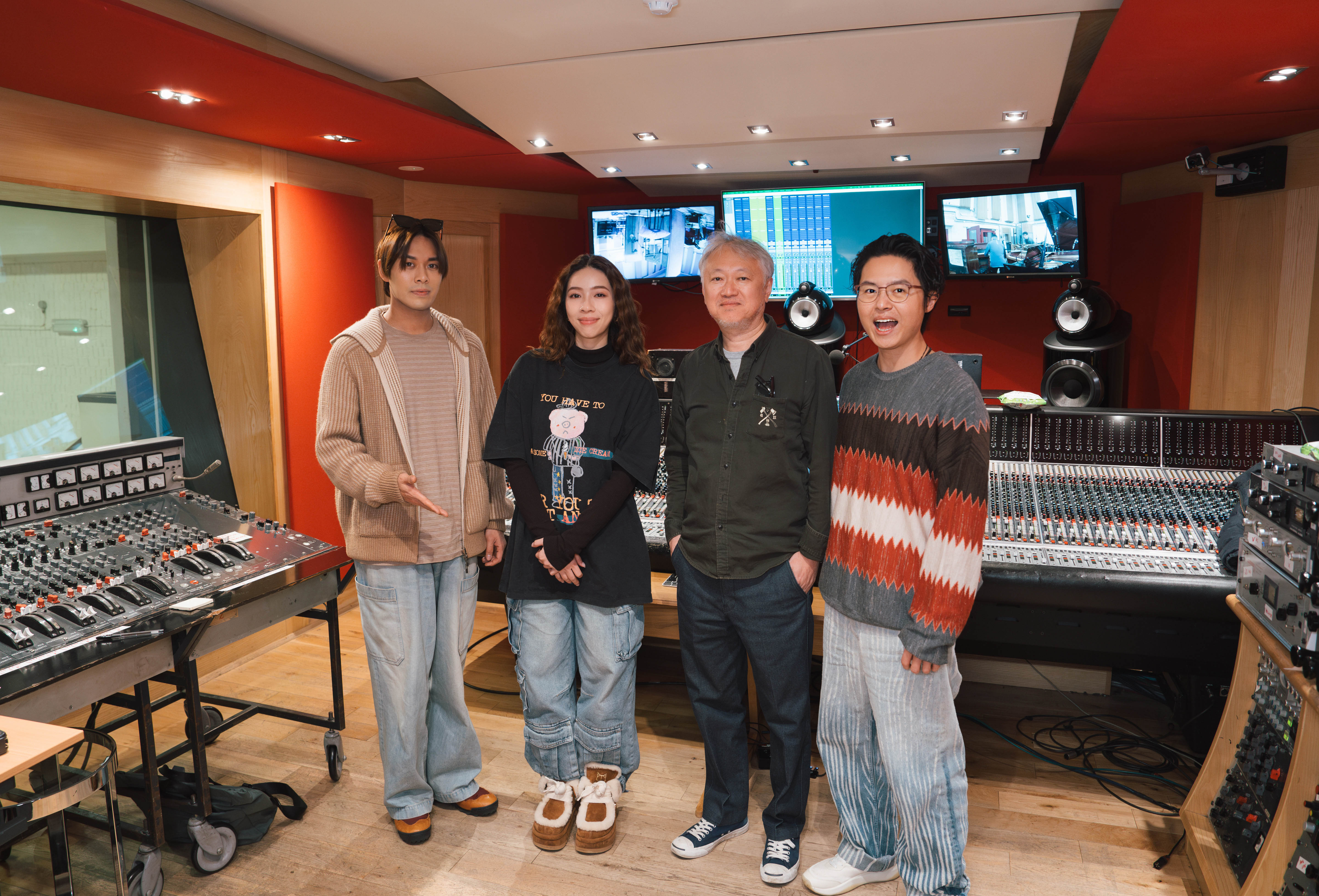 超人氣天團告五人首度扛起專輯製作人重責大任，力邀日本頂尖錄音工程師渡邊省二郎加入組隊。（相信音樂提供）