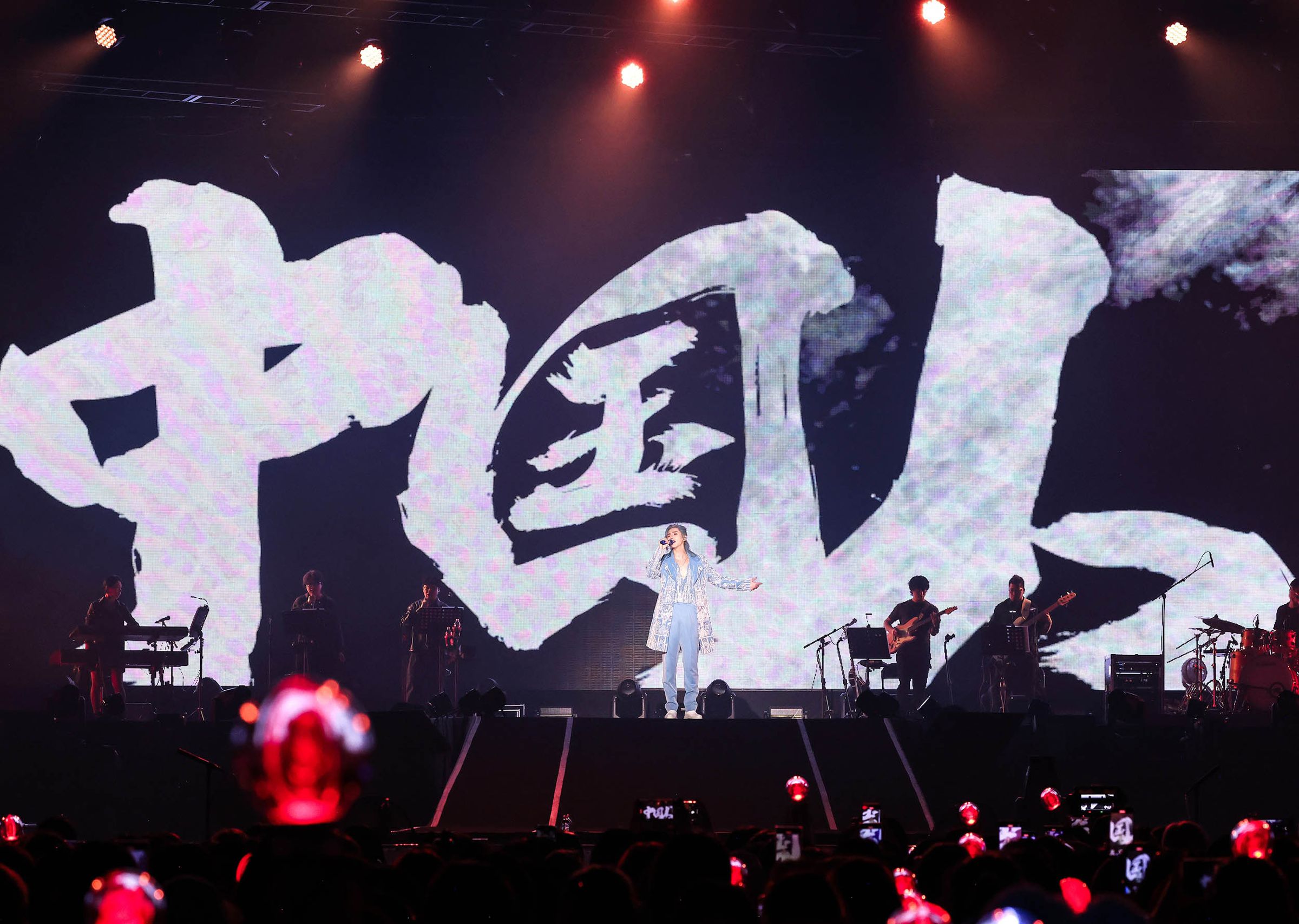 張哲瀚在首爾演唱會上高唱〈中國人〉,亦是前陣子劉德華在台北小巨蛋演唱的同一首歌。(張哲瀚提供)